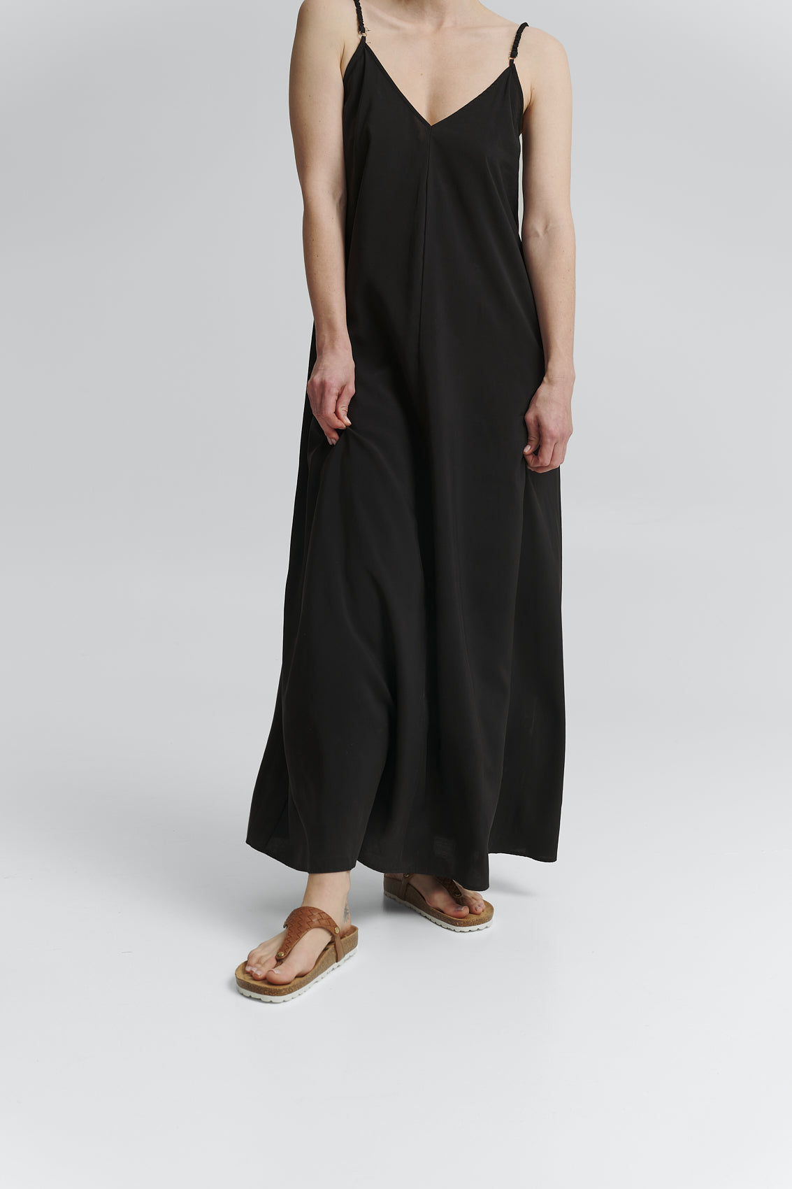 Tragebild mit Model auf neutralem Hintergrund des Produktes Urban Twist in der Farbe Casual Cork Cognac