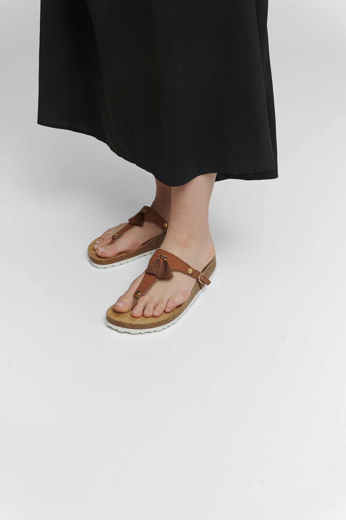 Tragebild mit Model auf neutralem Hintergrund des Produktes Pom de Paris in der Farbe Casual Cork Cognac