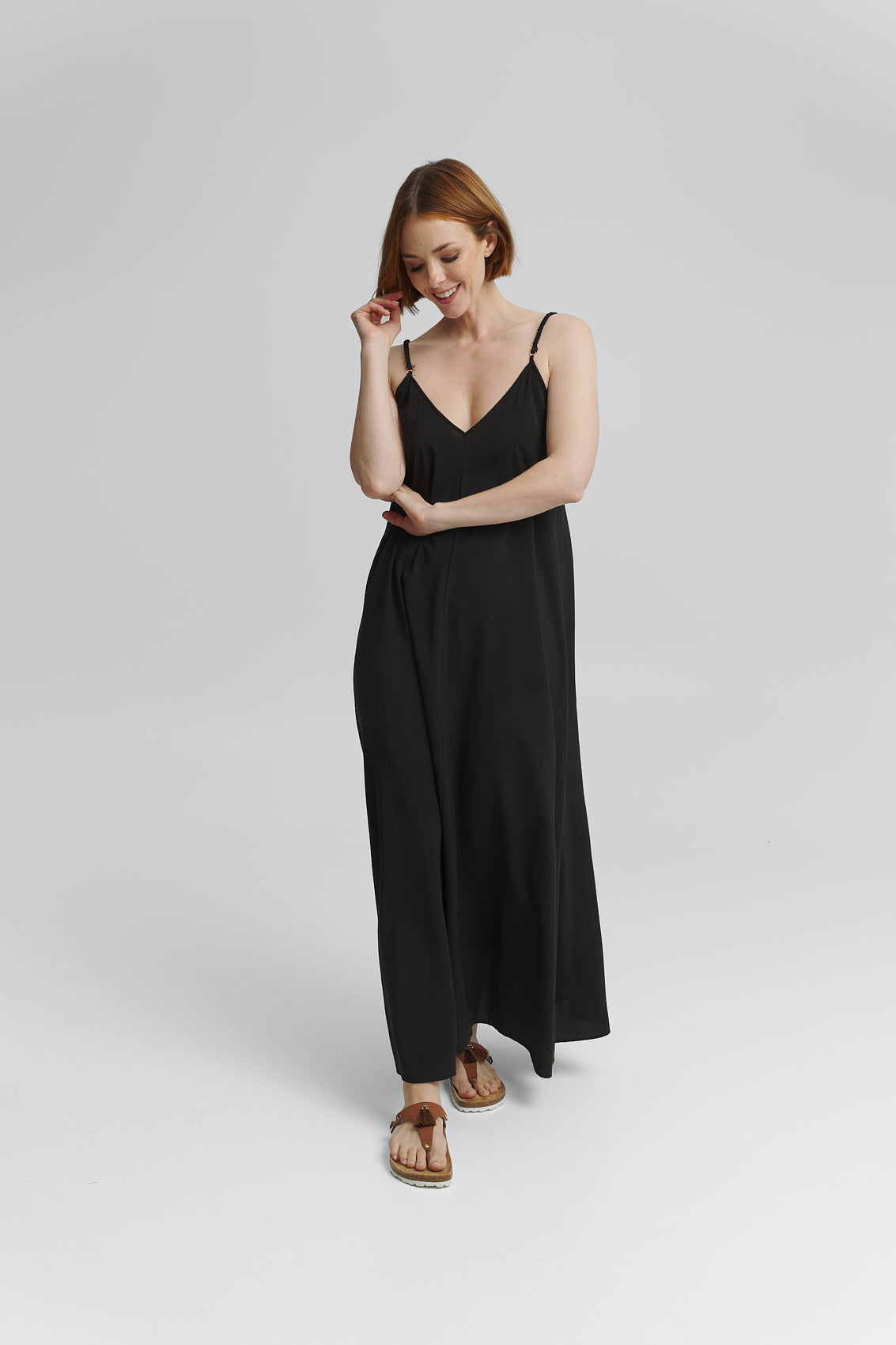 Tragebild mit Model auf neutralem Hintergrund des Produktes Pom de Paris in der Farbe Casual Cork Cognac