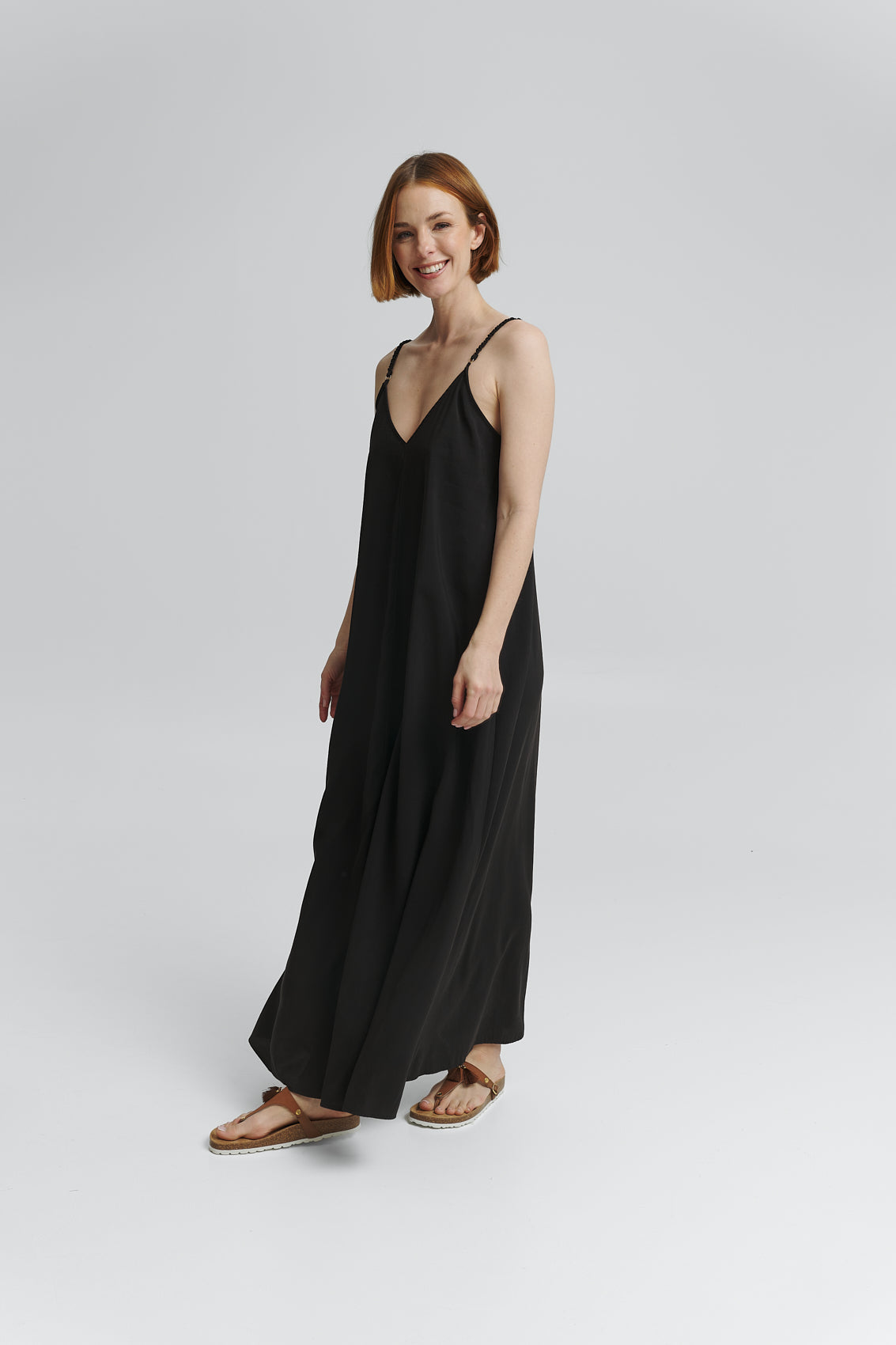 Tragebild mit Model auf neutralem Hintergrund des Produktes Pom de Paris in der Farbe Casual Cork Cognac