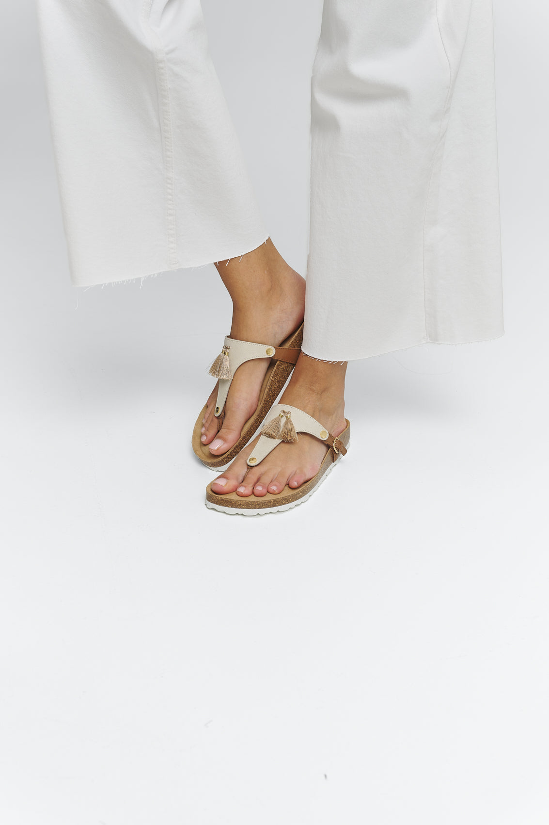 Tragebild mit Model auf neutralem Hintergrund des Produktes Pom de Paris in der Farbe Casual Cork Cognac Crema