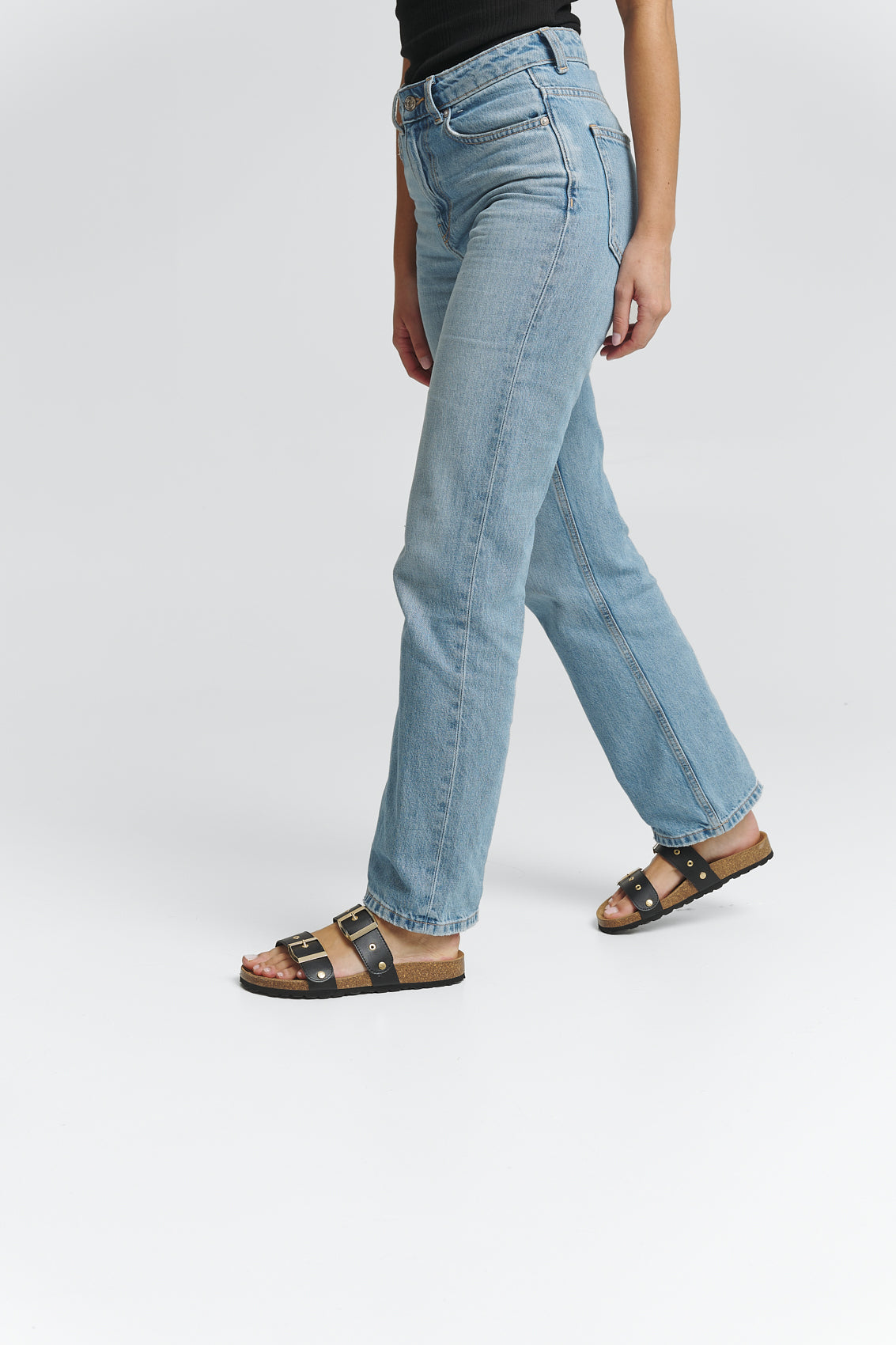 Tragebild mit Model auf neutralem Hintergrund des Produktes Urban Classic in der Farbe Casual Cork Black