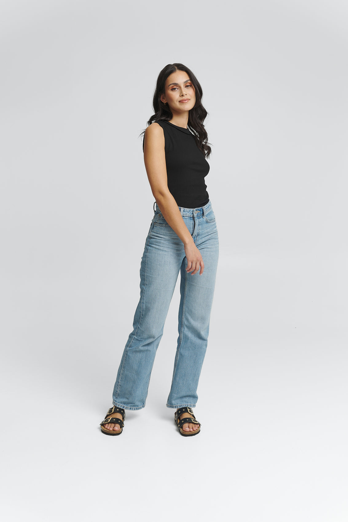 Tragebild mit Model auf neutralem Hintergrund des Produktes Urban Classic in der Farbe Casual Cork Black