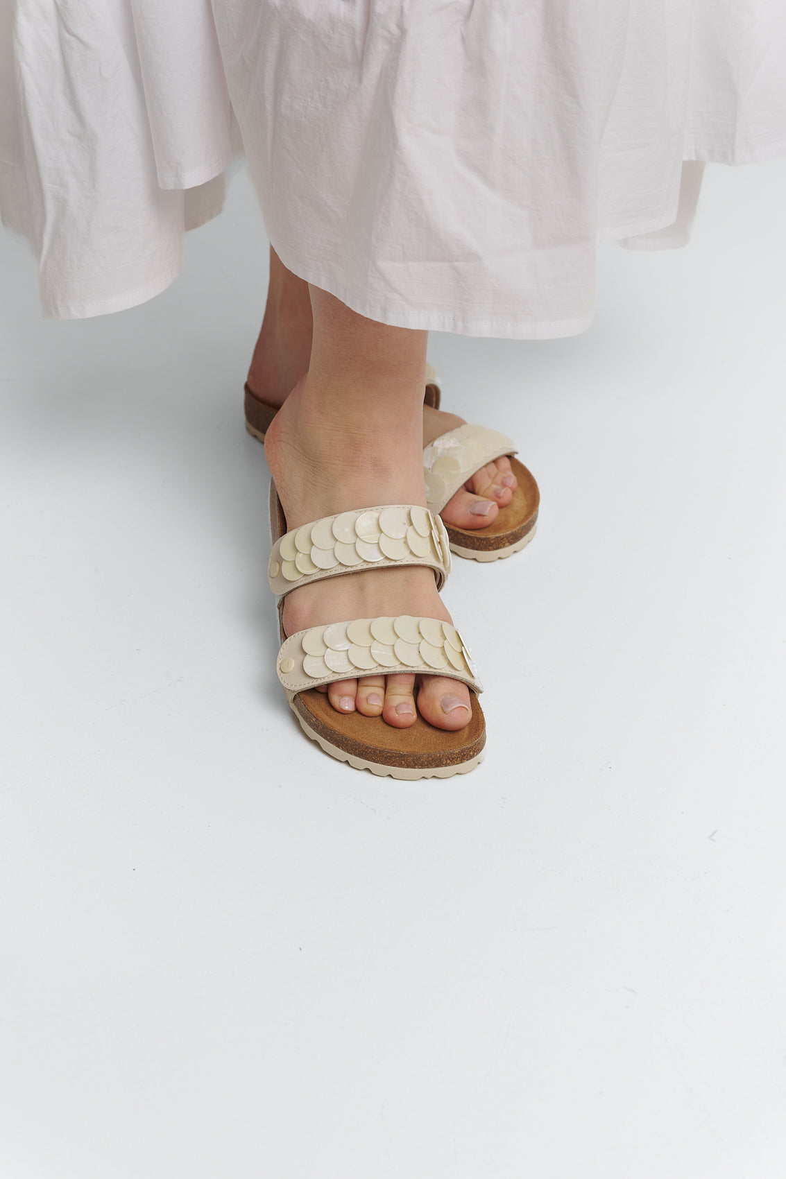 Tragebild mit Model auf neutralem Hintergrund des Produktes Shiny Plate in der Farbe Casual Cork Crema