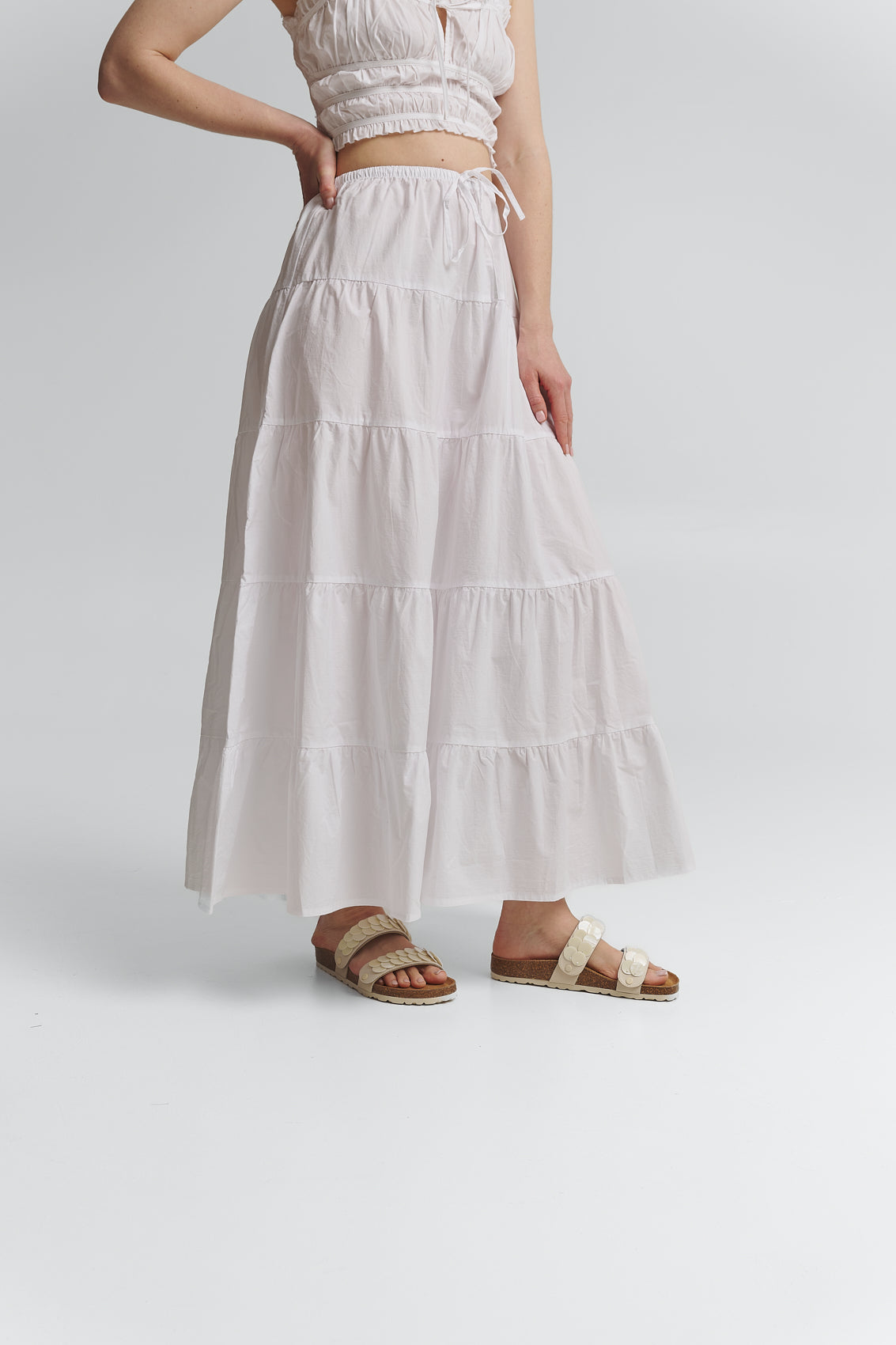 Tragebild mit Model auf neutralem Hintergrund des Produktes Shiny Plate in der Farbe Casual Cork Crema