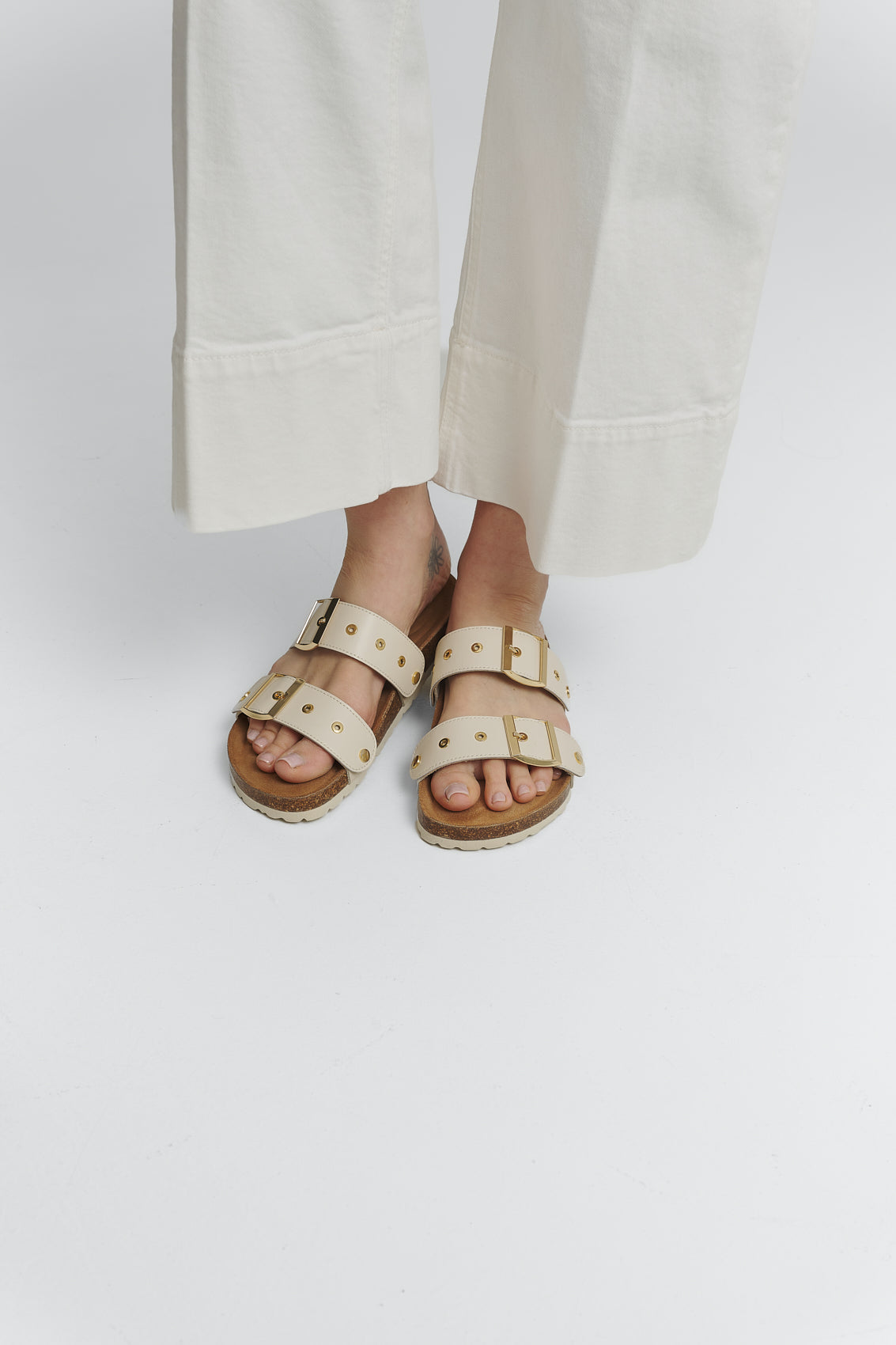 Tragebild mit Model auf neutralem Hintergrund des Produktes Urban Classic in der Farbe Casual Cork Crema