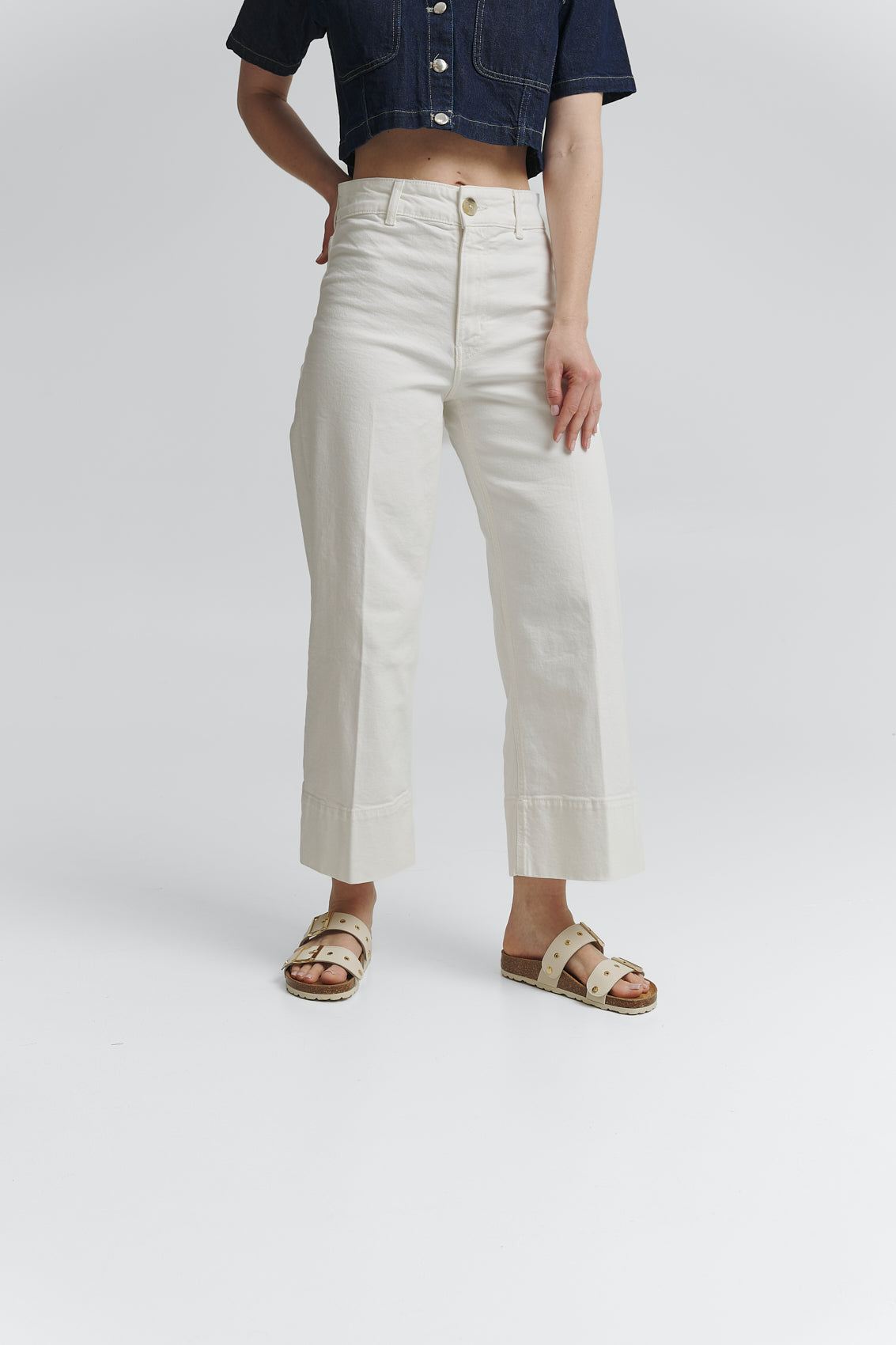 Tragebild mit Model auf neutralem Hintergrund des Produktes Urban Classic in der Farbe Casual Cork Crema