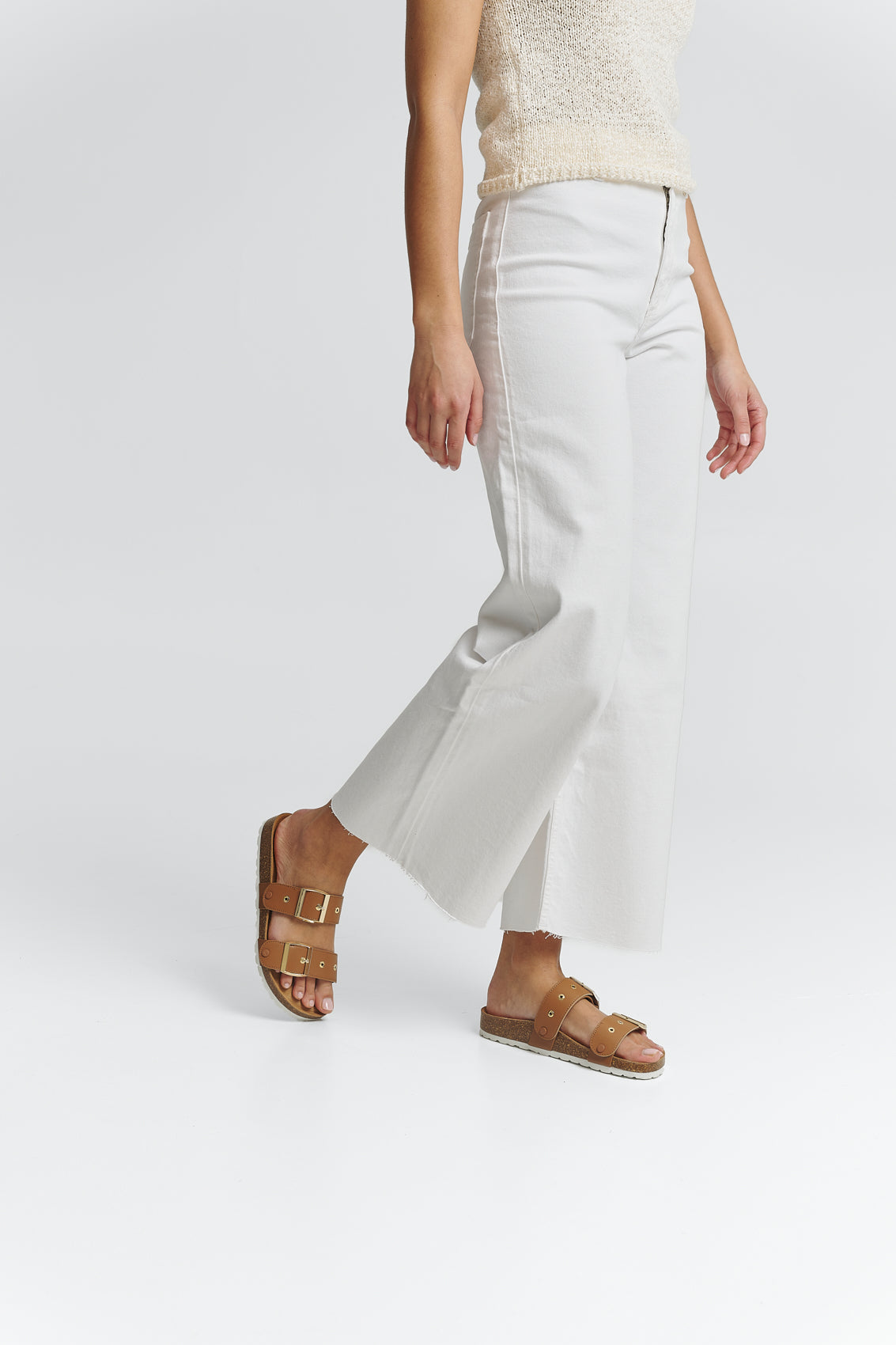 Tragebild mit Model auf neutralem Hintergrund des Produktes Urban Classic in der Farbe Casual Cork Cognac