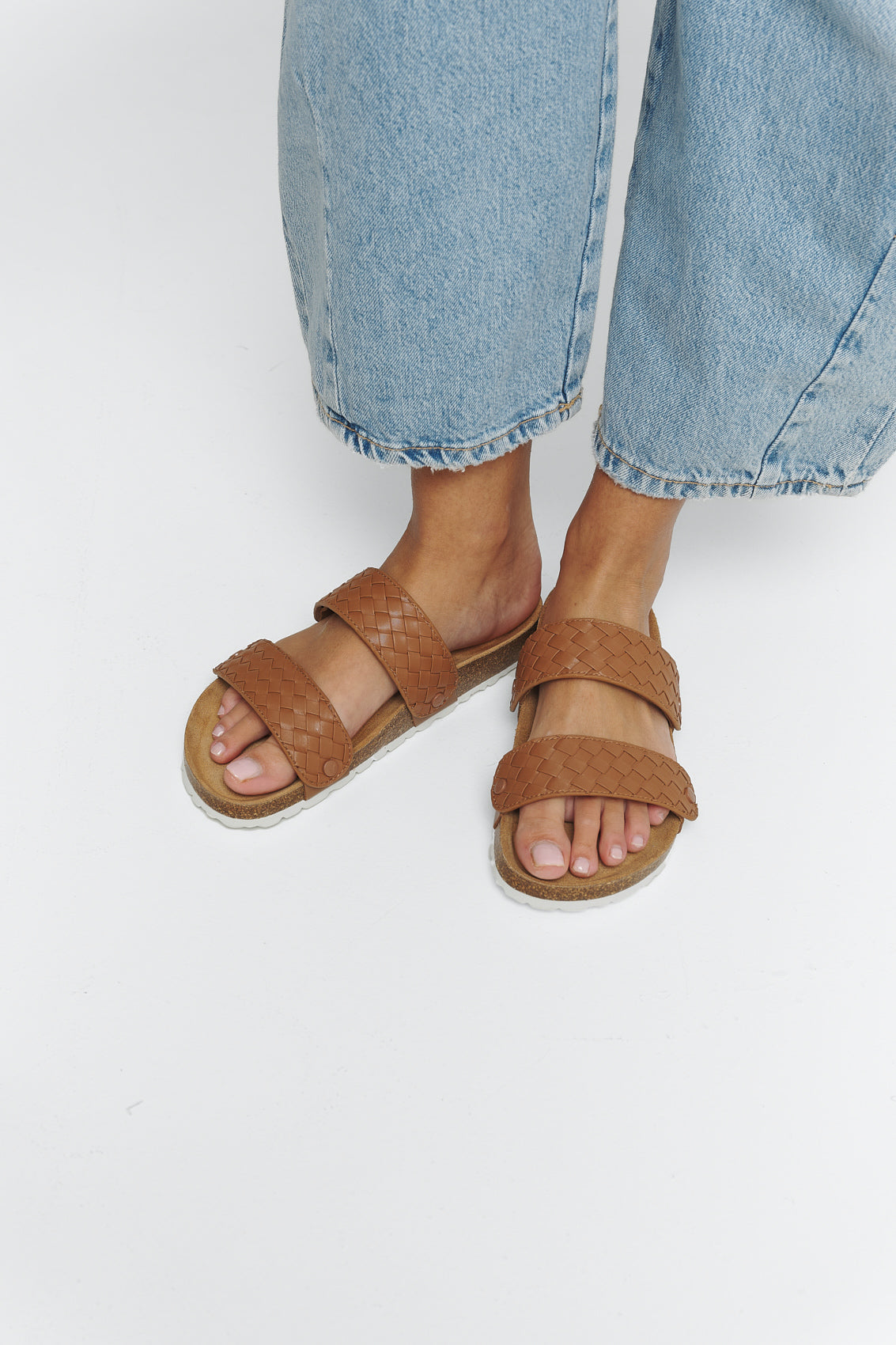 Tragebild mit Model auf neutralem Hintergrund des Produktes Urban Twist in der Farbe Casual Cork Cognac