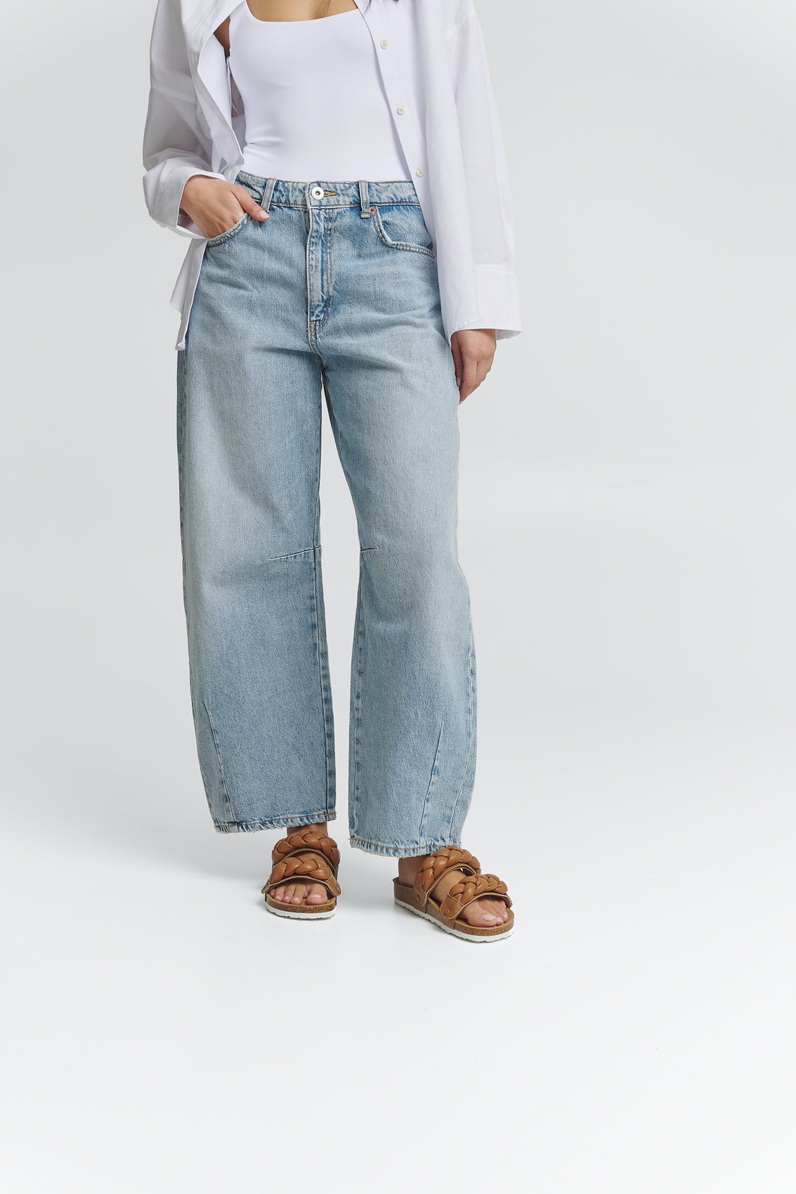 Tragebild mit Model auf neutralem Hintergrund des Produktes Braided in der Farbe Casual Cork Cognac