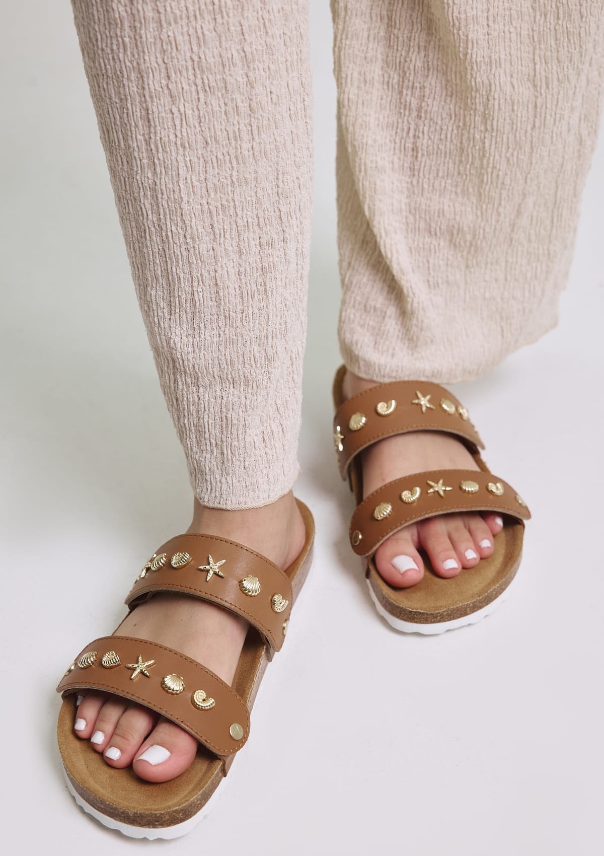 Tragebild mit Model auf neutralem Hintergrund des Produktes Coastal Star in der Farbe Casual Cork Cognac