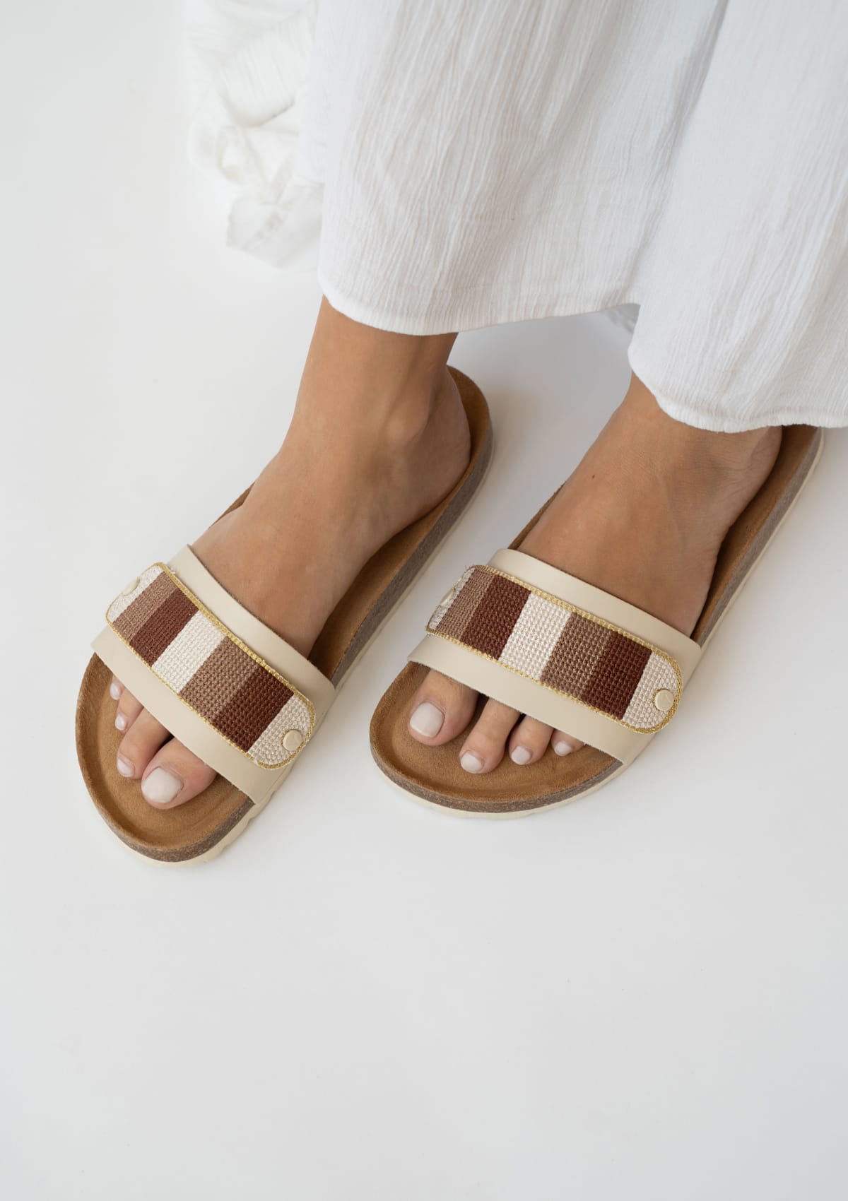 Tragebild mit Model auf neutralem Hintergrund des Produktes Summer Stripe in der Farbe Casual Cork Crema