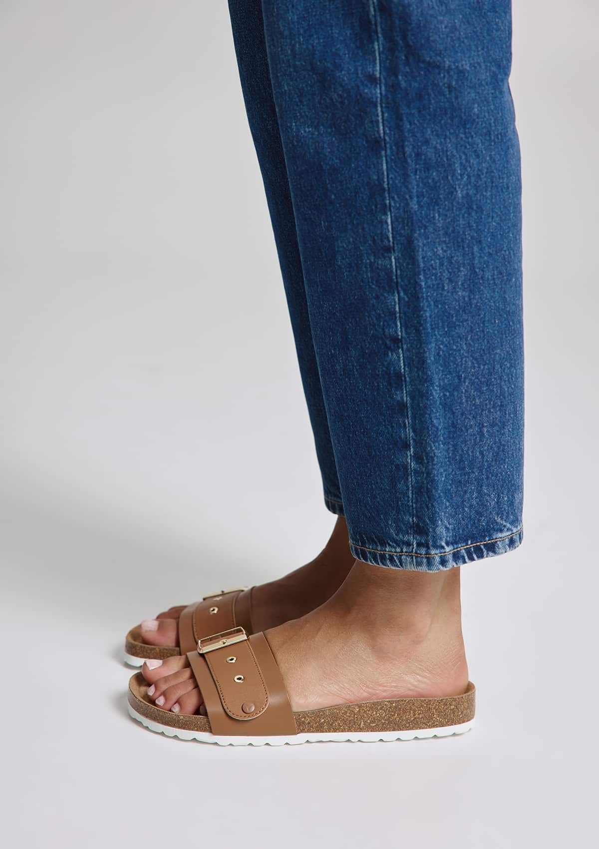 Tragebild mit Model auf neutralem Hintergrund des Produktes Urban Classic in der Farbe Casual Cork Cognac