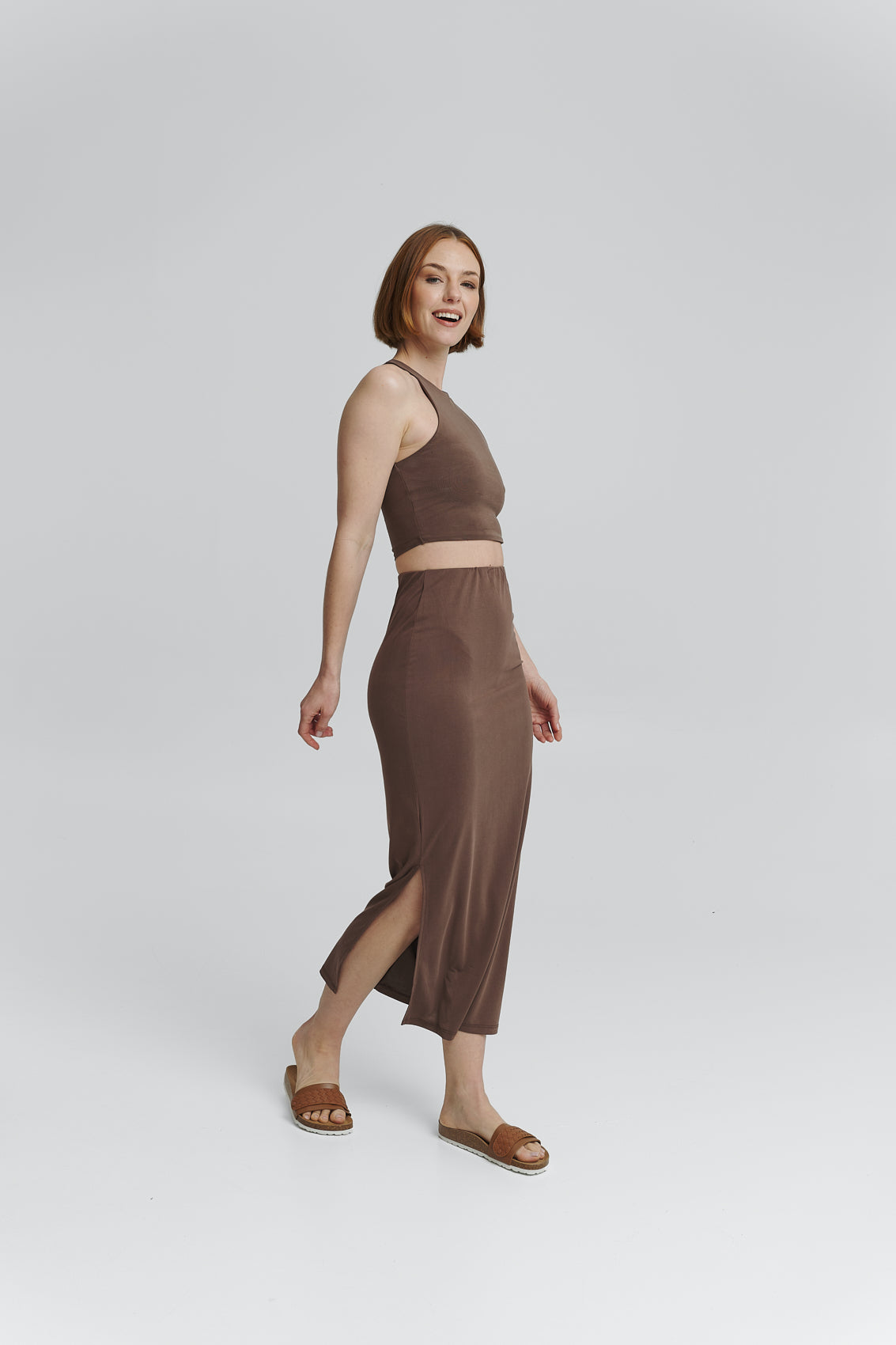 Tragebild mit Model auf neutralem Hintergrund des Produktes Urban Twist in der Farbe Casual Cork Cognac