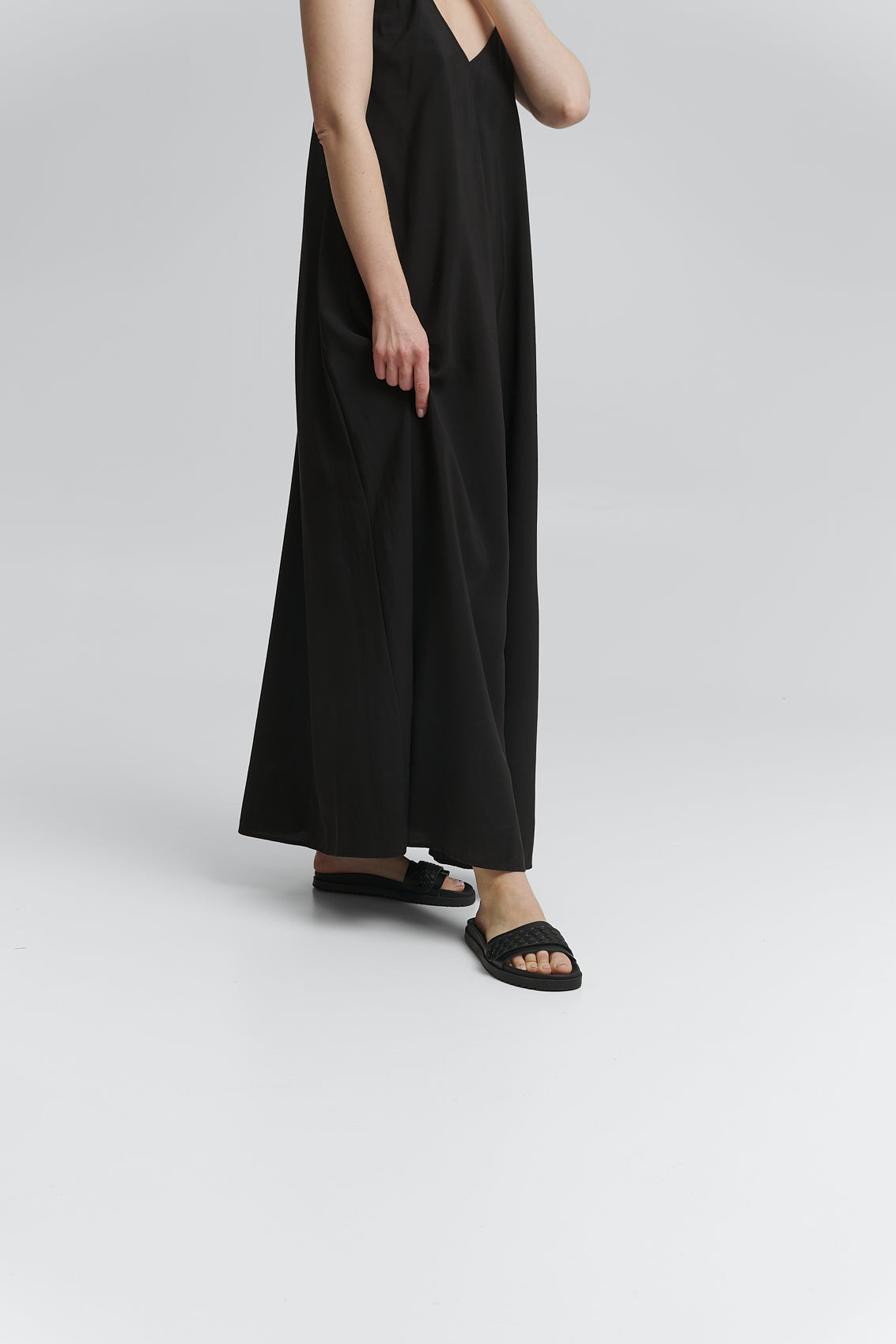 Tragebild mit Model auf neutralem Hintergrund des Produktes Urban Twist in der Farbe Casual Clean Black