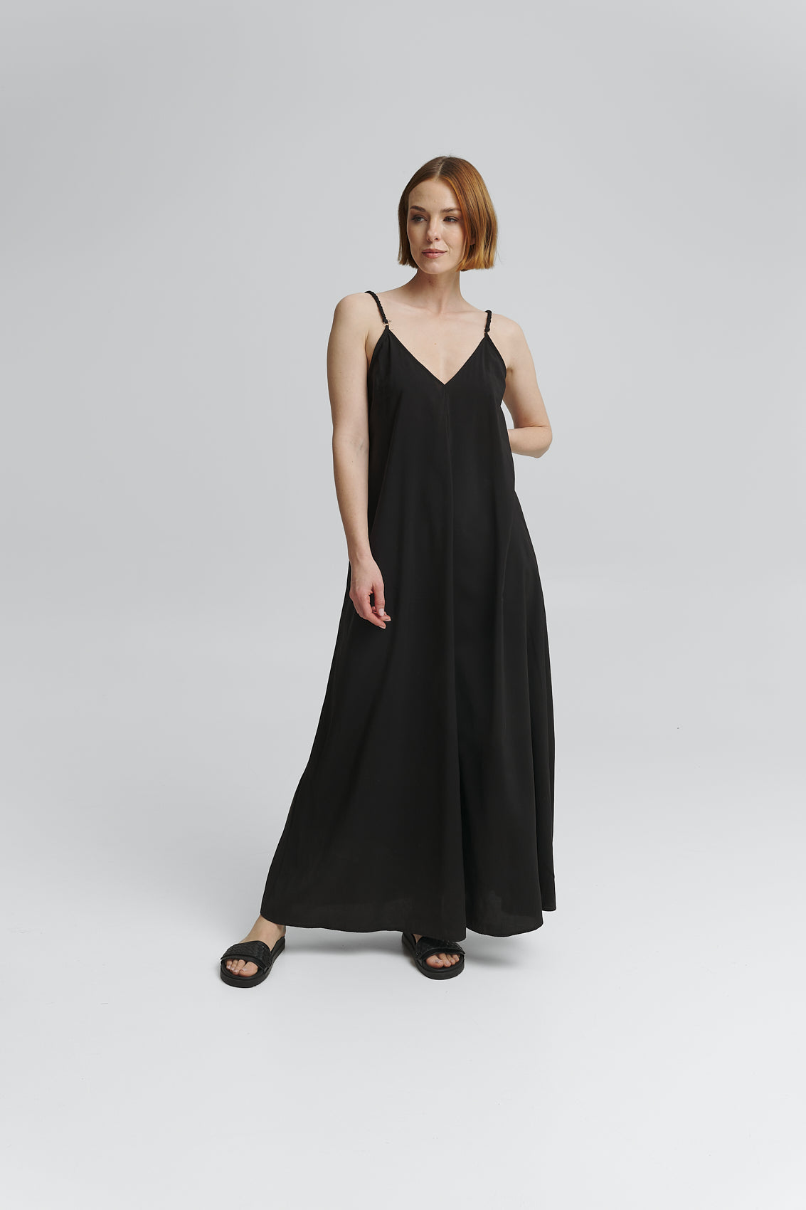 Tragebild mit Model auf neutralem Hintergrund des Produktes Urban Twist in der Farbe Casual Clean Black