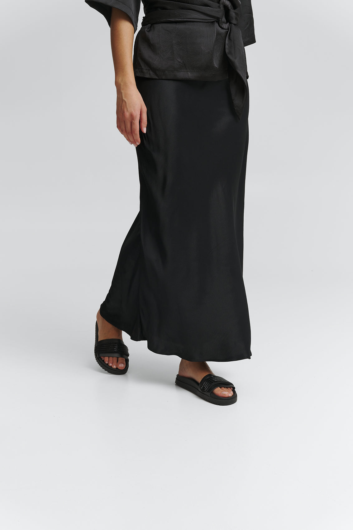 Tragebild mit Model auf neutralem Hintergrund des Produktes Metallic Beads in der Farbe Casual Clean Black