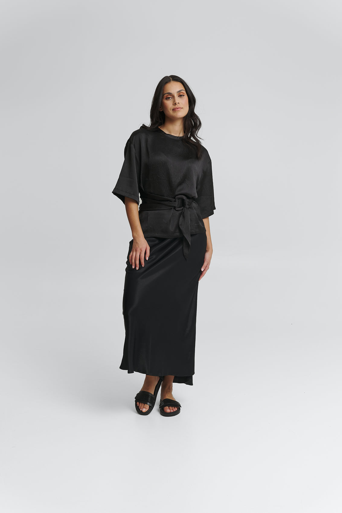 Tragebild mit Model auf neutralem Hintergrund des Produktes Metallic Beads in der Farbe Casual Clean Black