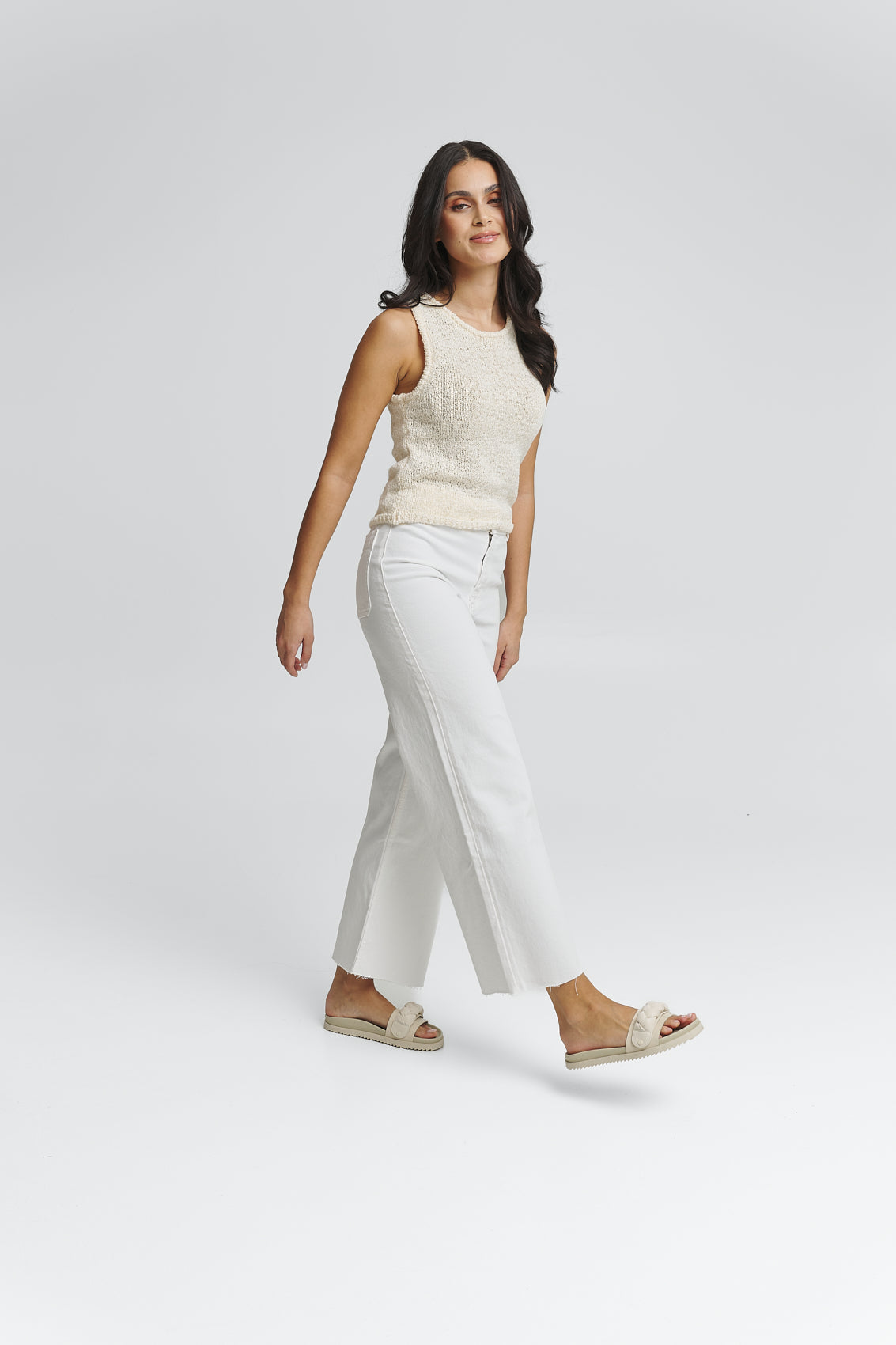 Tragebild mit Model auf neutralem Hintergrund des Produktes Braided in der Farbe Casual Clean Crema