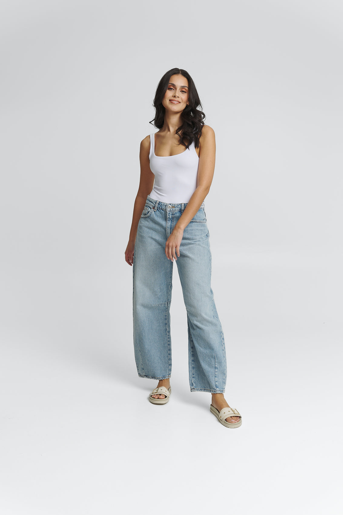 Tragebild mit Model auf neutralem Hintergrund des Produktes Urban Classic in der Farbe Casual Clean Crema