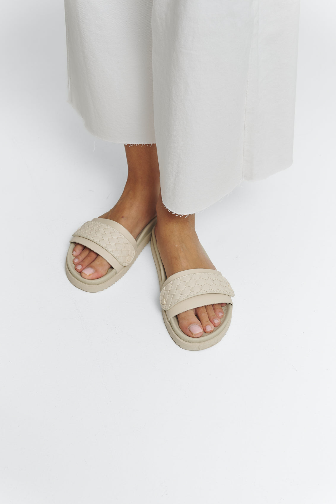 Tragebild mit Model auf neutralem Hintergrund des Produktes Urban Twist in der Farbe Casual Clean Crema