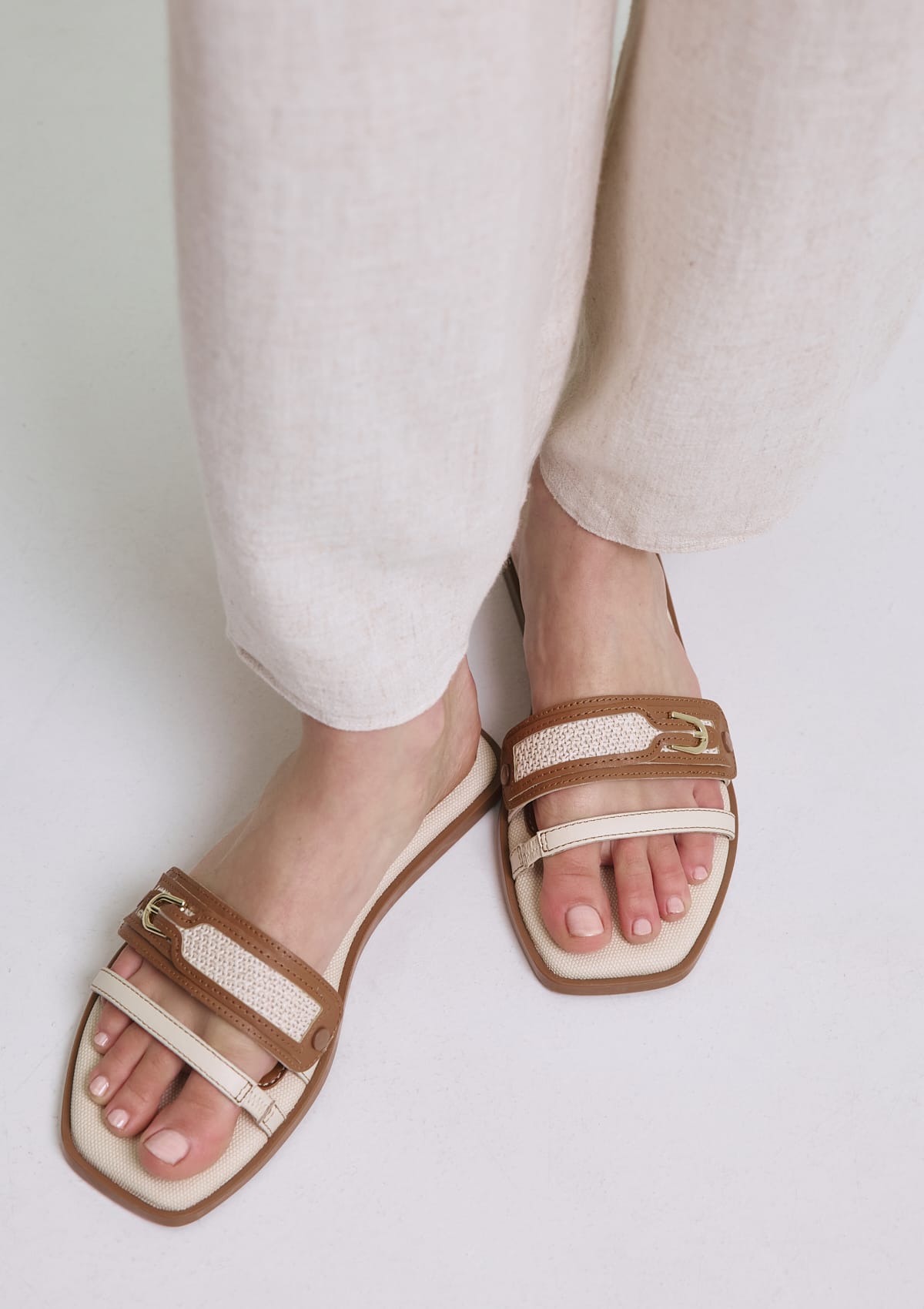 Tragebild mit Model auf neutralem Hintergrund des Produktes Urban Summer in der Farbe Chic Canvas Crema-Cognac