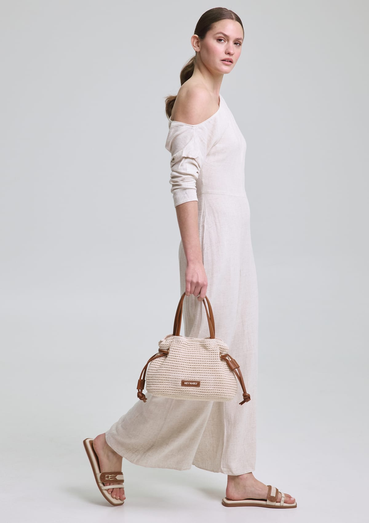 Tragebild mit Model auf neutralem Hintergrund des Produktes Urban Summer in der Farbe Chic Canvas Crema-Cognac