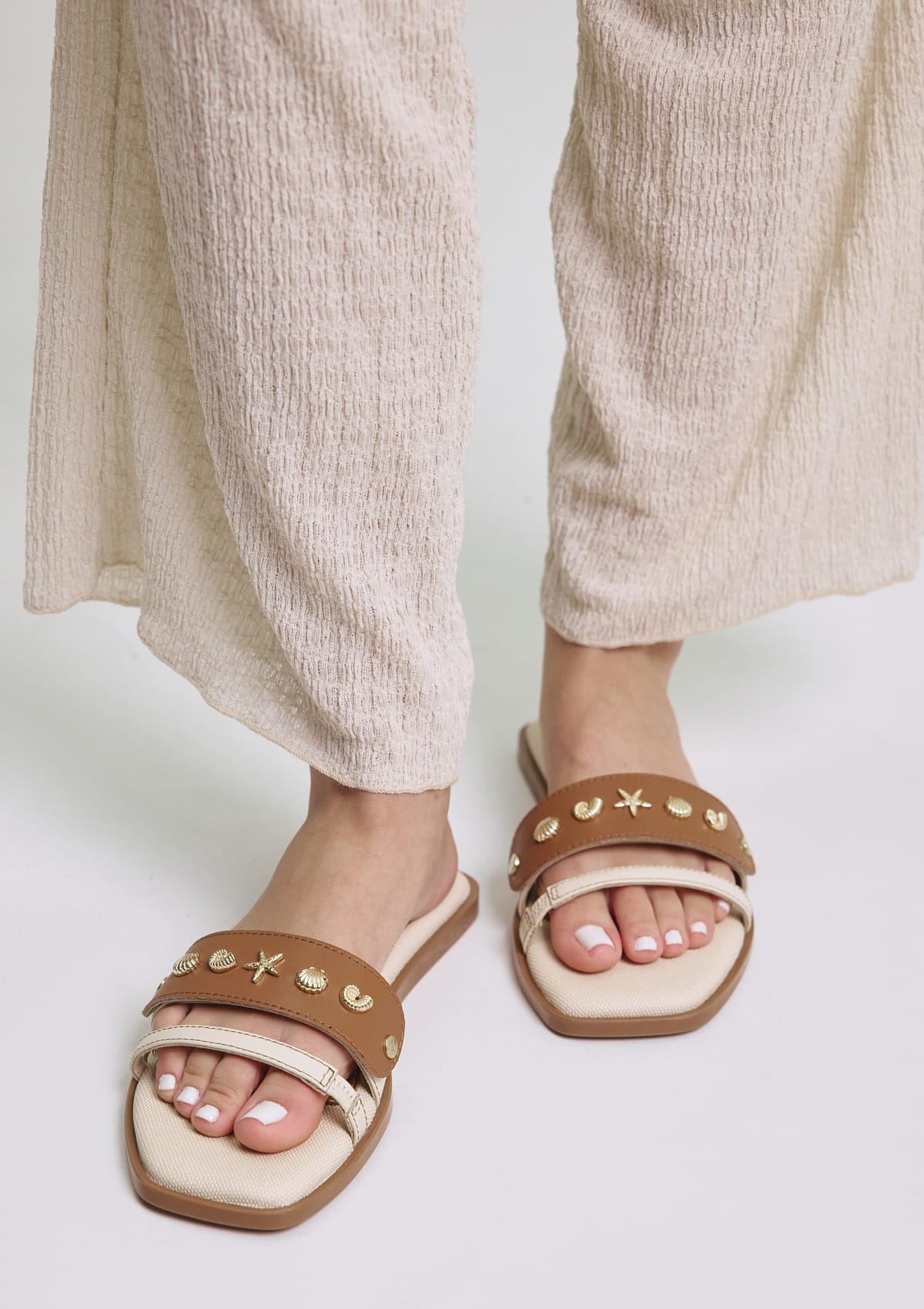 Tragebild mit Model auf neutralem Hintergrund des Produktes Coastal Star in der Farbe Chic Canvas Crema-Cognac