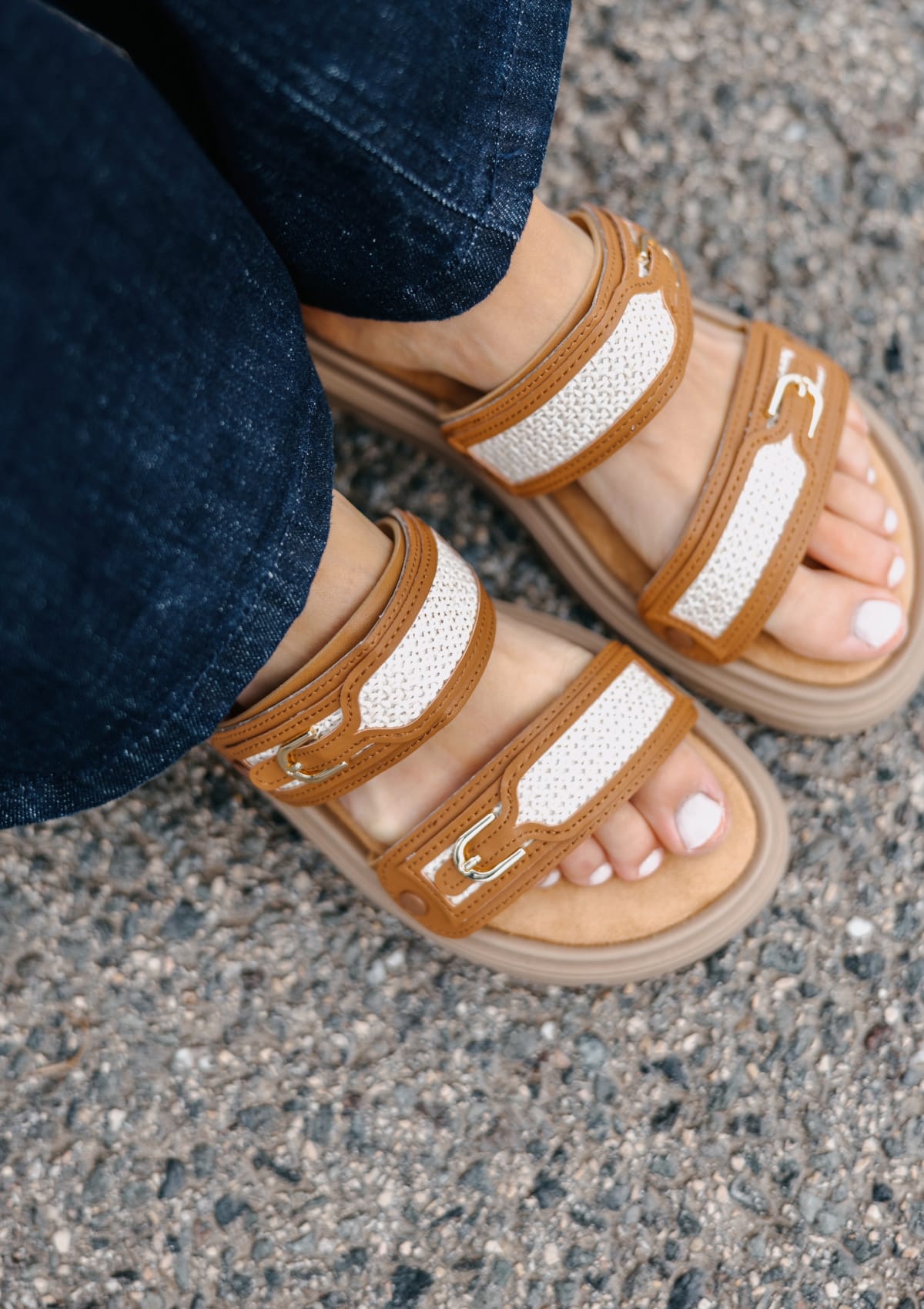 Tragebild mit Model auf neutralem Hintergrund des Produktes Urban Summer in der Farbe Casual Cool Cognac