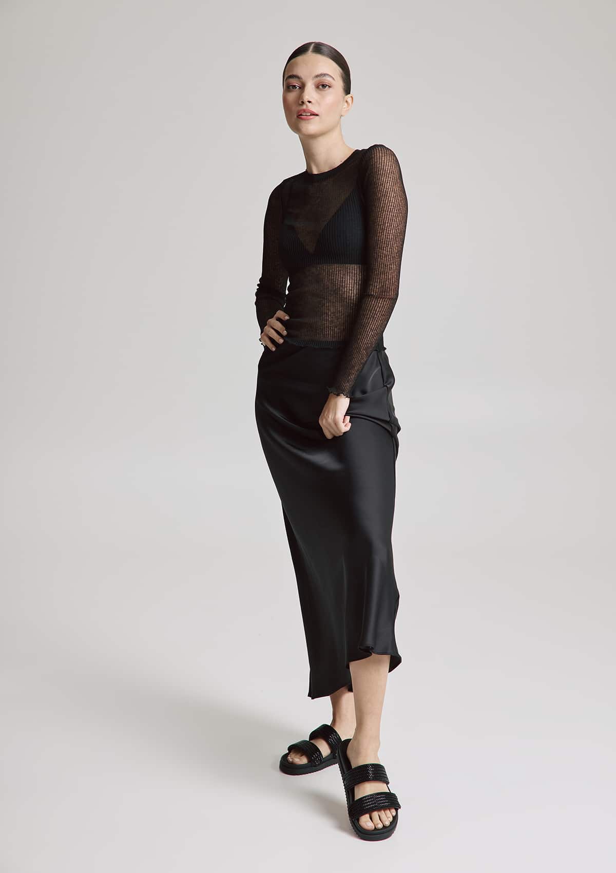 Tragebild mit Model auf neutralem Hintergrund des Produktes Metallic Beads in der Farbe Casual Clean Black