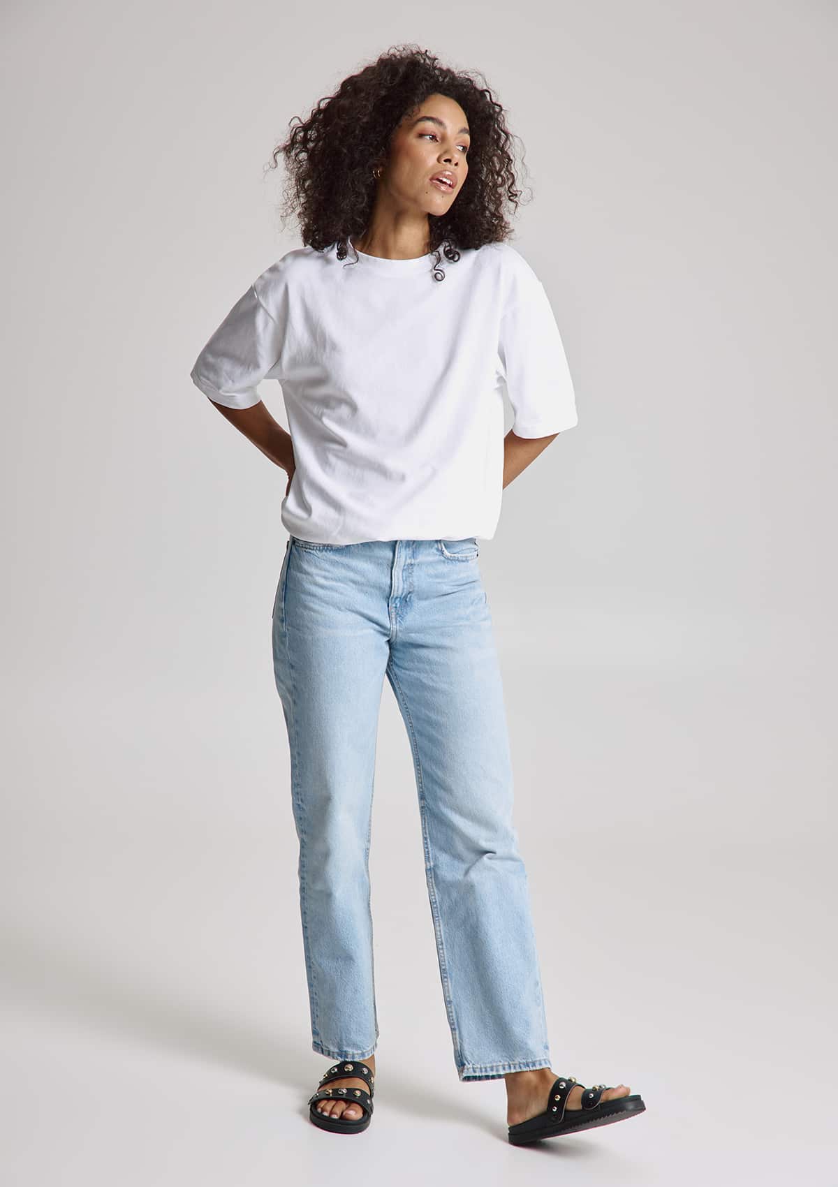 Tragebild mit Model auf neutralem Hintergrund des Produktes Urban Stud in der Farbe Black