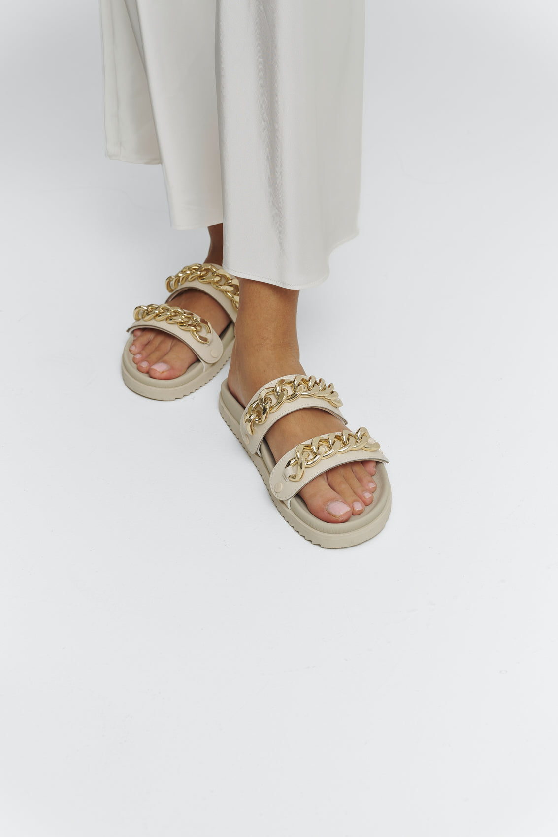 Tragebild mit Model auf neutralem Hintergrund des Produktes Gold Chain in der Farbe Casual Clean Crema