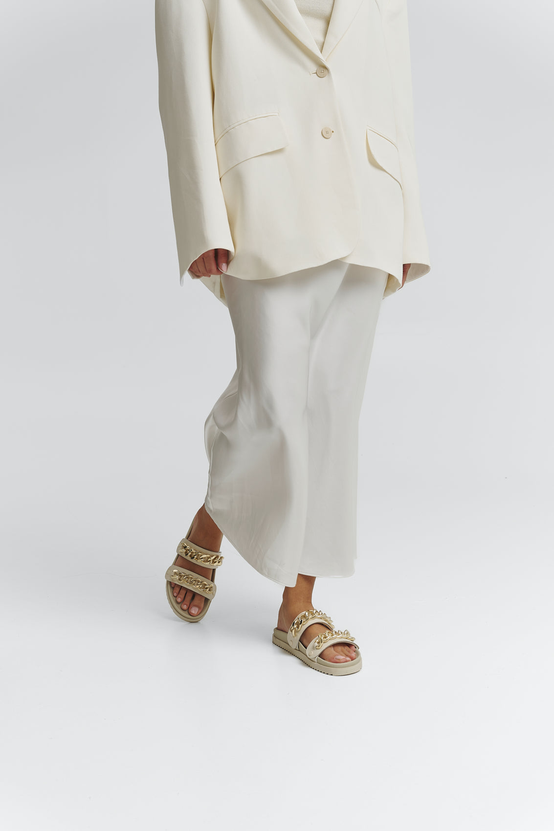 Tragebild mit Model auf neutralem Hintergrund des Produktes Gold Chain in der Farbe Casual Clean Crema