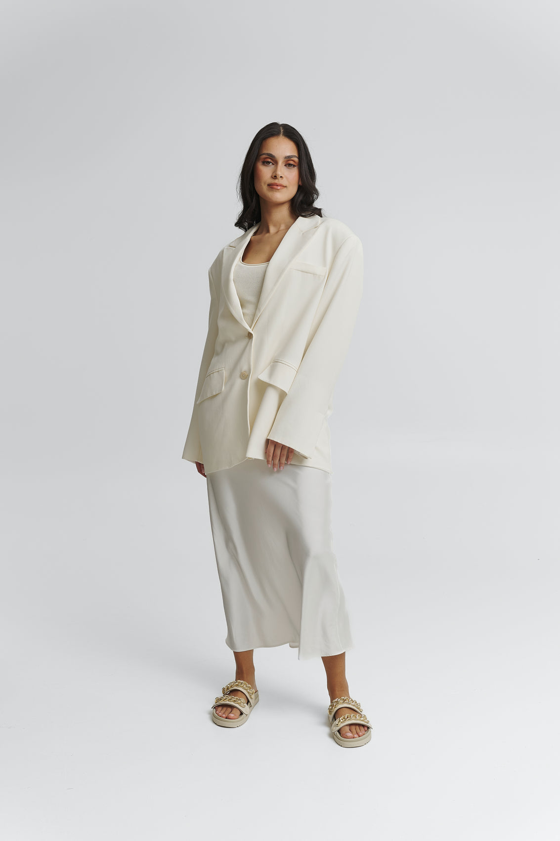 Tragebild mit Model auf neutralem Hintergrund des Produktes Gold Chain in der Farbe Casual Clean Crema