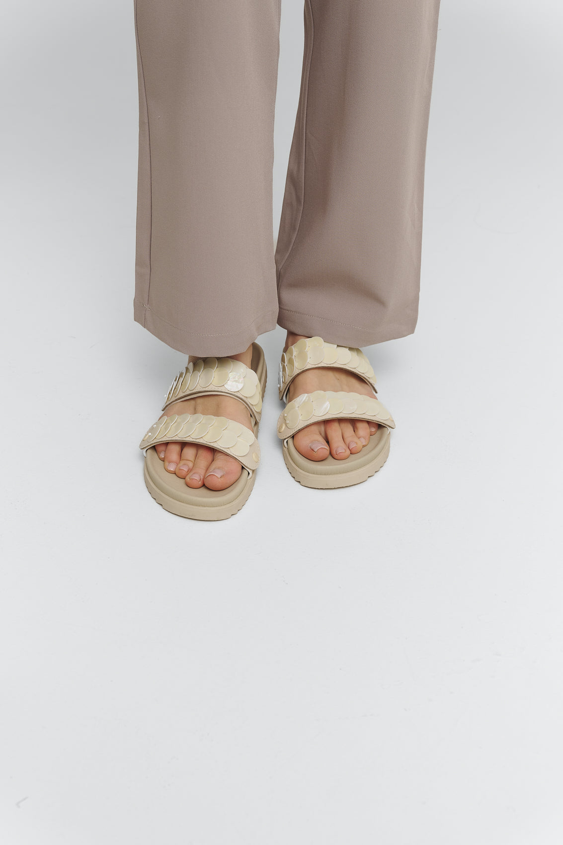 Tragebild mit Model auf neutralem Hintergrund des Produktes Shiny Plate in der Farbe Casual Clean Crema