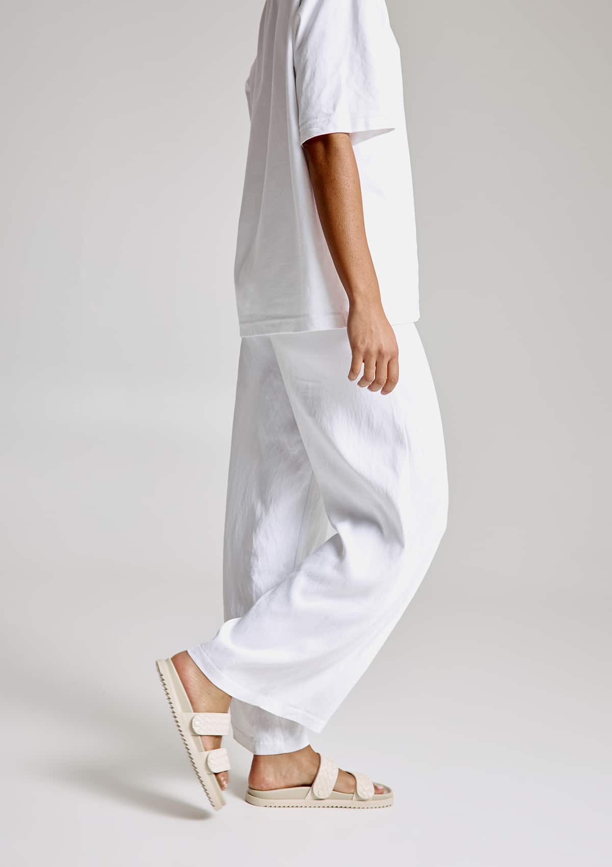 Tragebild mit Model auf neutralem Hintergrund des Produktes Urban Twist in der Farbe Casual Clean Crema