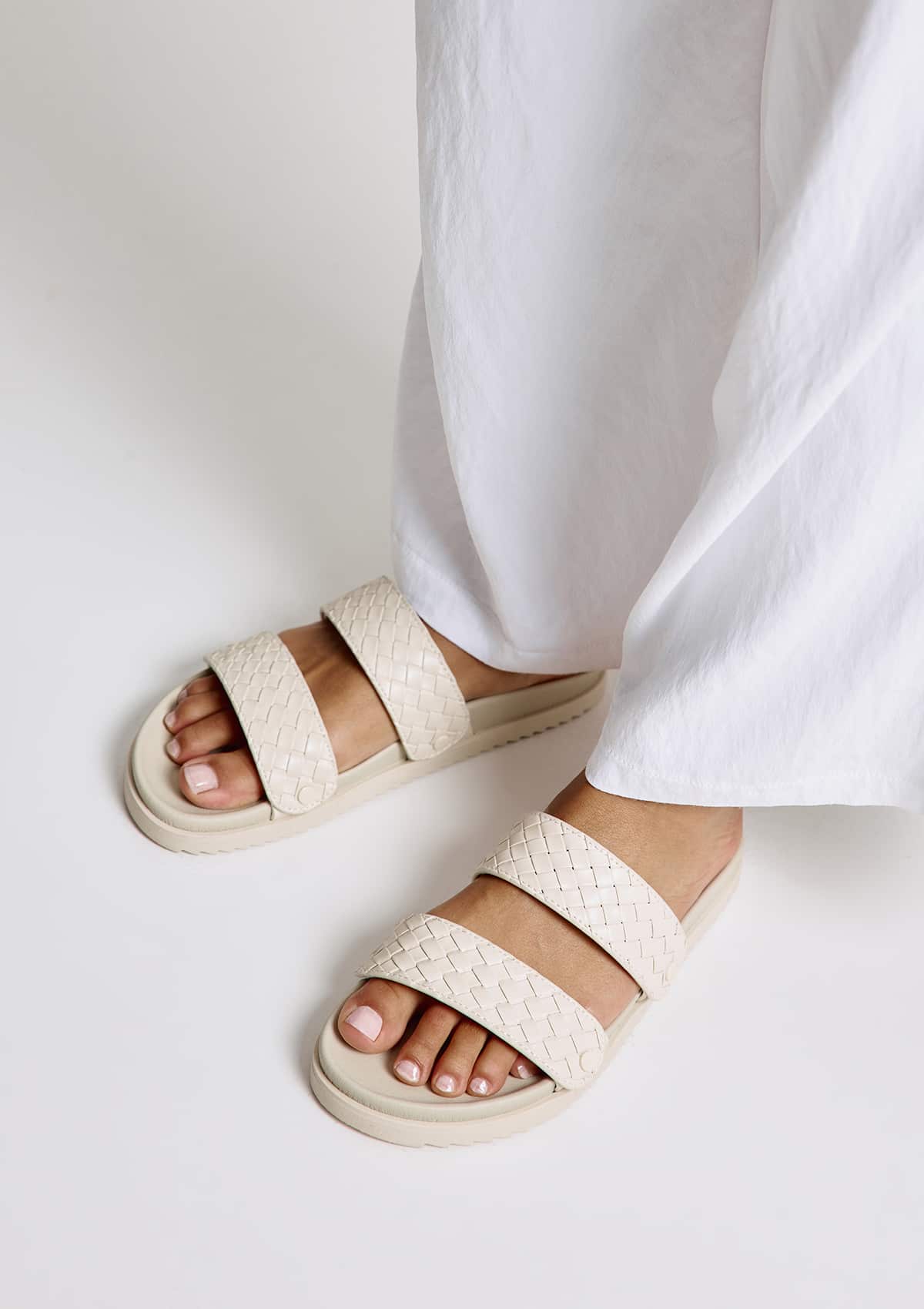 Tragebild mit Model auf neutralem Hintergrund des Produktes Urban Twist in der Farbe Casual Clean Crema