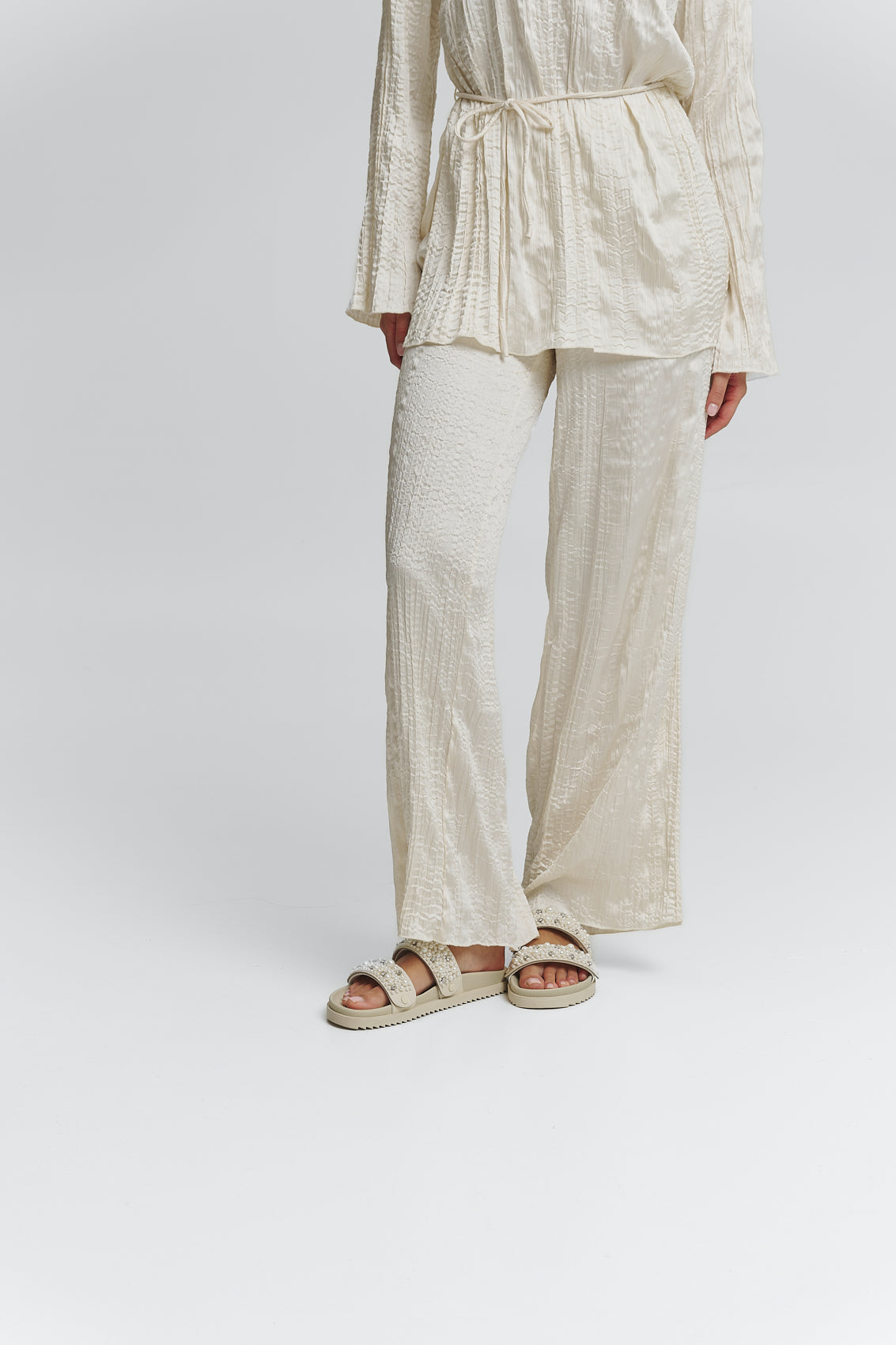 Tragebild mit Model auf neutralem Hintergrund des Produktes Precious Pearl in der Farbe Casual Clean Crema