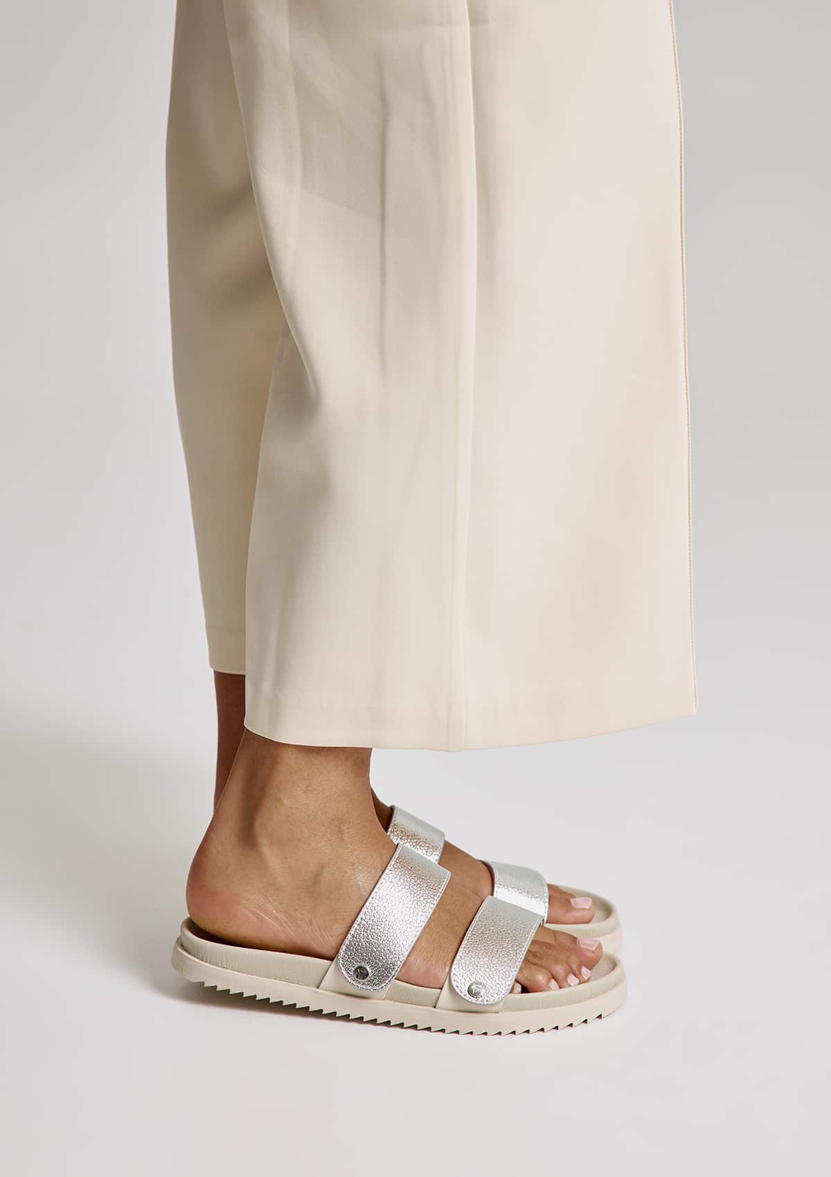 Tragebild mit Model auf neutralem Hintergrund des Produktes Mars Metallic in der Farbe Casual Clean Crema