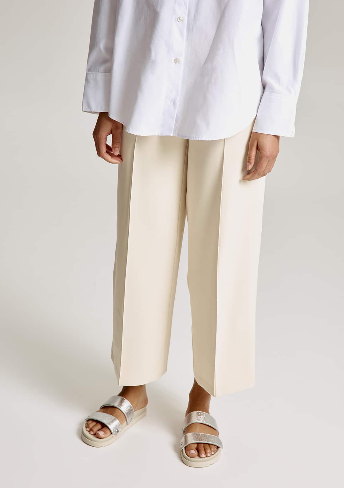Tragebild mit Model auf neutralem Hintergrund des Produktes Mars Metallic in der Farbe Casual Clean Crema