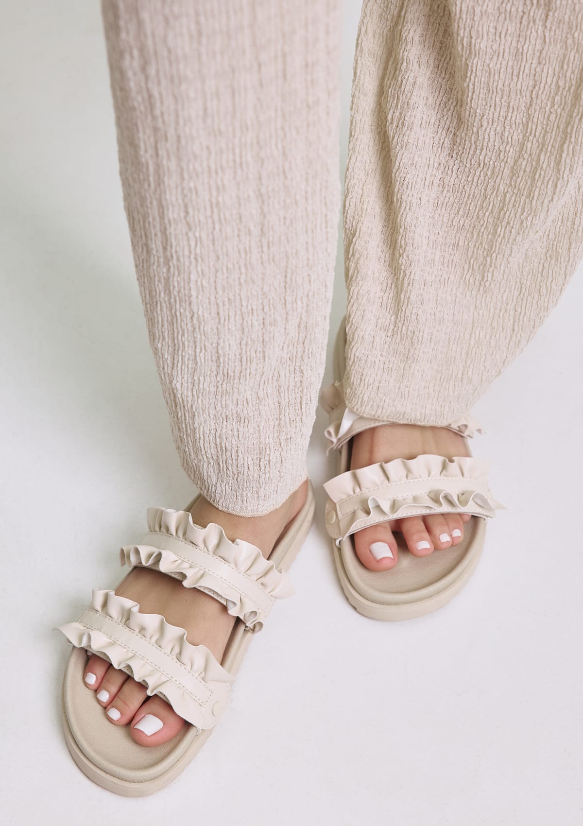 Tragebild mit Model auf neutralem Hintergrund des Produktes Wavy Wonder in der Farbe Casual Clean Crema