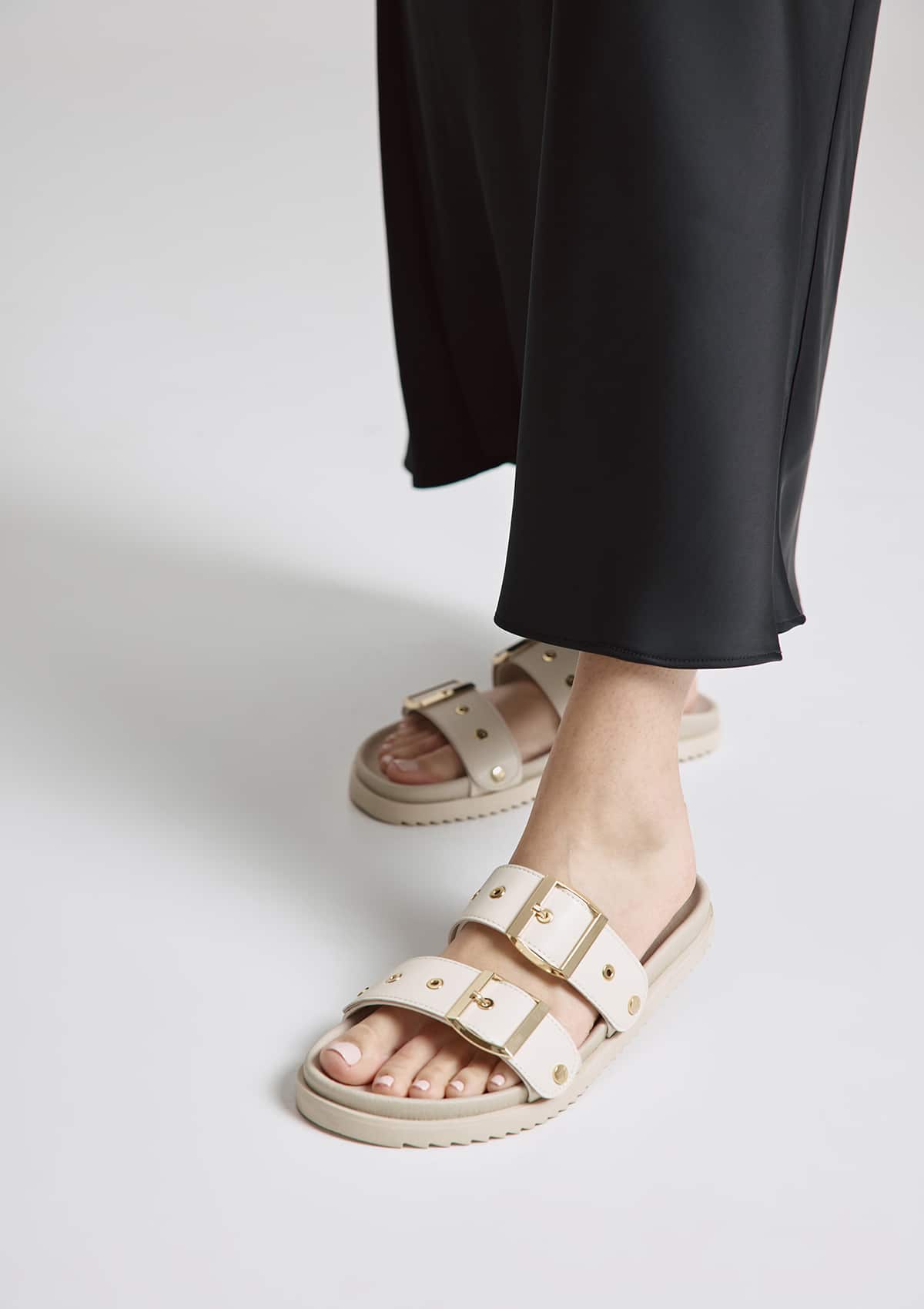 Tragebild mit Model auf neutralem Hintergrund des Produktes Urban Classic in der Farbe Casual Clean Crema