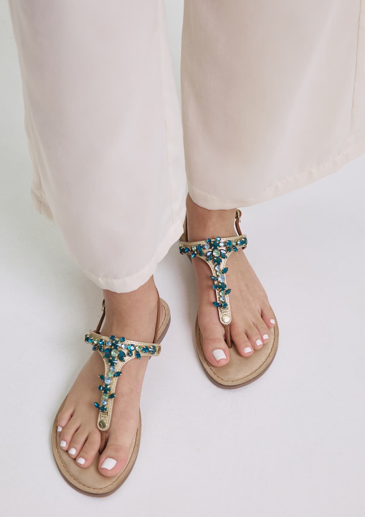 Tragebild mit Model auf neutralem Hintergrund des Produktes Brilliant Life in der Farbe Teal