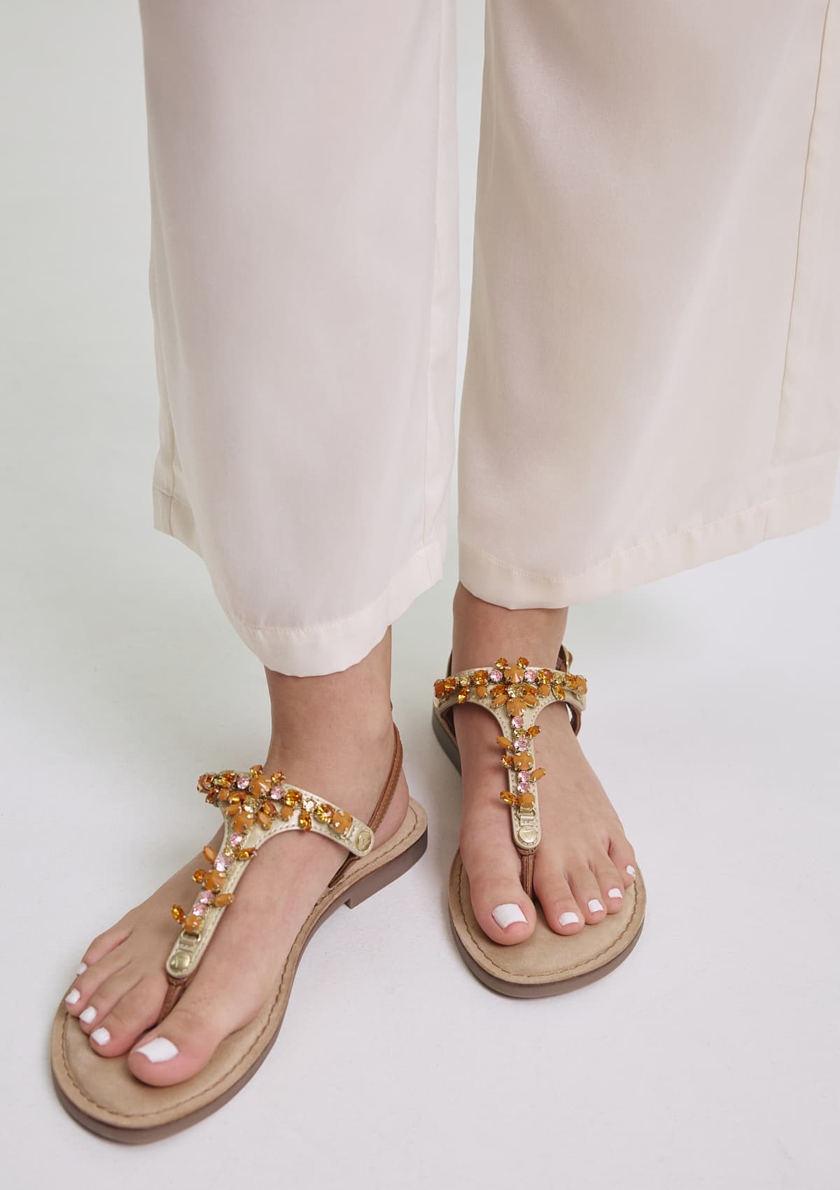 Tragebild mit Model auf neutralem Hintergrund des Produktes Brilliant Life in der Farbe Orange