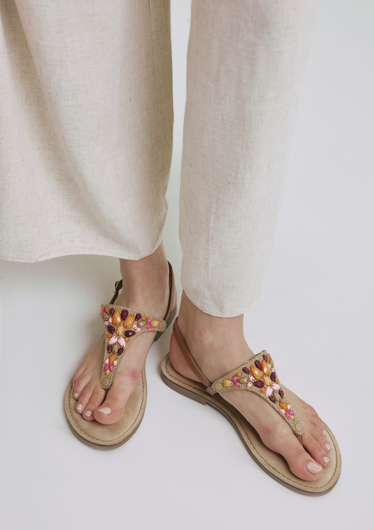 Tragebild mit Model auf neutralem Hintergrund des Produktes Eternal Summer in der Farbe Sand-Orange