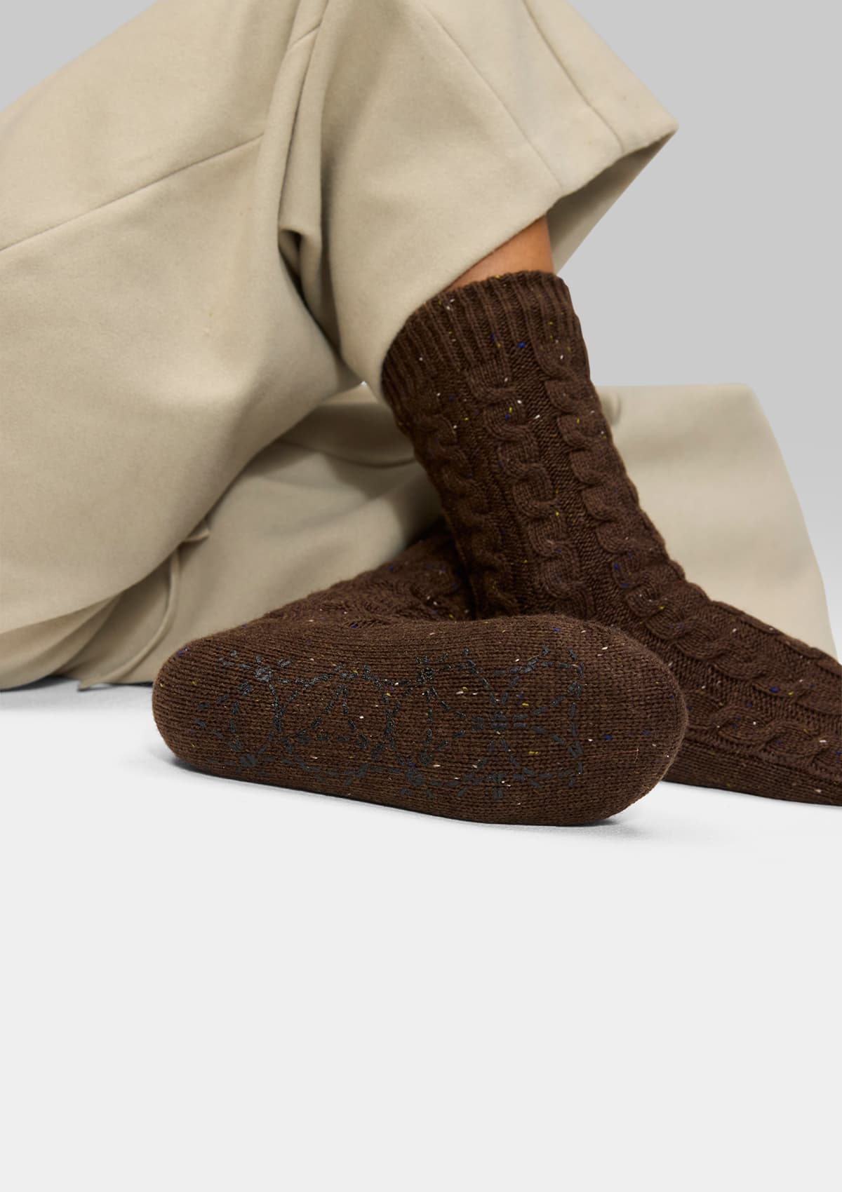 Tragebild mit Model auf neutralem Hintergrund des Produktes Cozy Home Socks in der Farbe Coffee