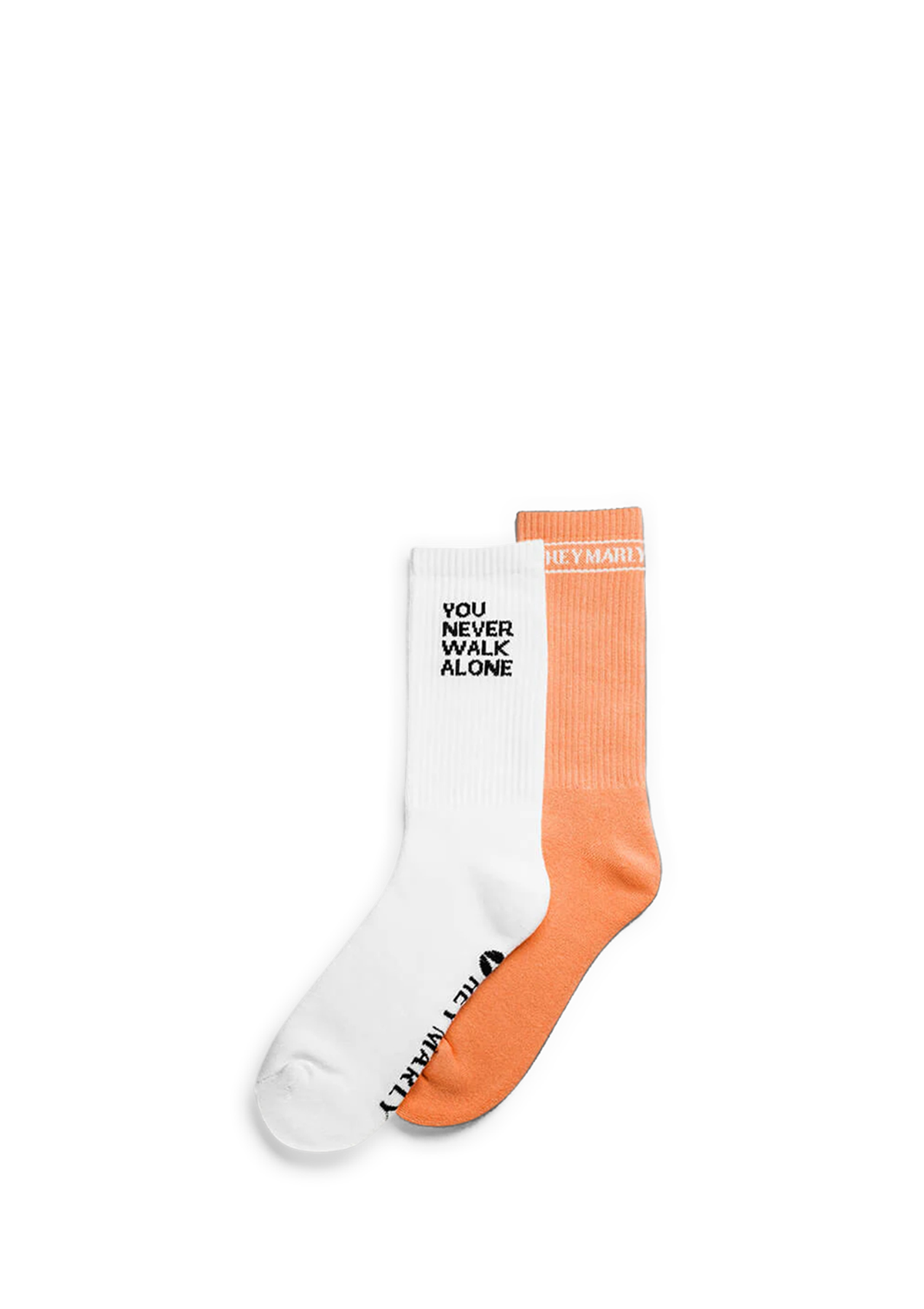 Seitenansicht auf neutralem Hintergrund des Produktes Signature Socks in der Farbe Peach/White