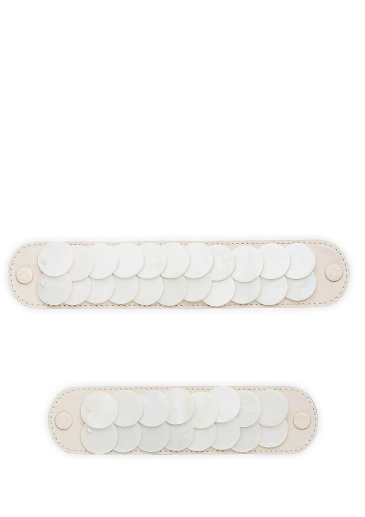 Frontalansicht auf neutralem Hintergrund des Produktes Shiny Plate in der Farbe Crema