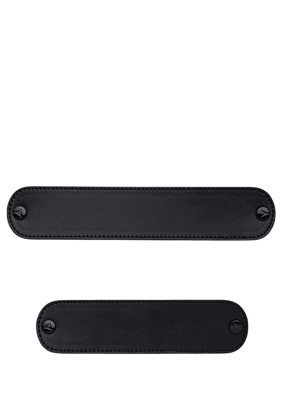Frontalansicht auf neutralem Hintergrund des Produktes All Plain in der Farbe Black