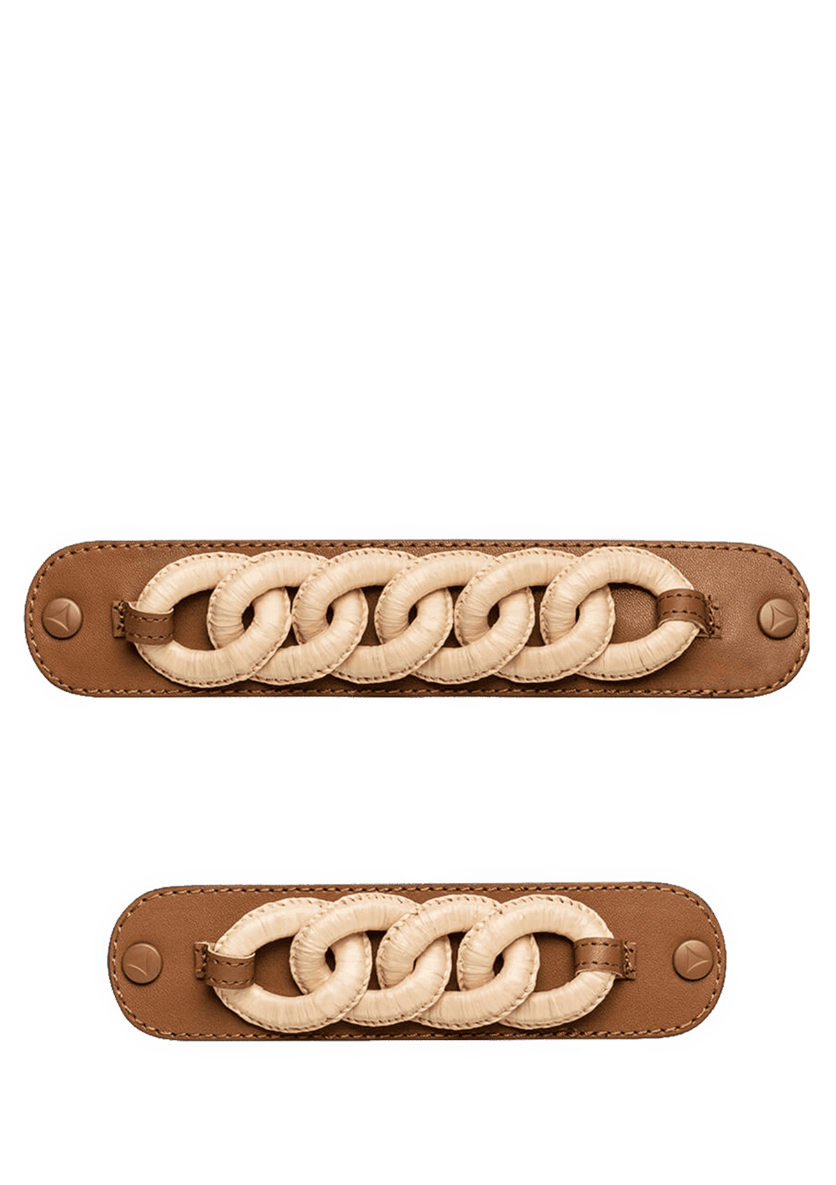 Frontalansicht auf neutralem Hintergrund des Produktes Raffia Chain in der Farbe Cognac